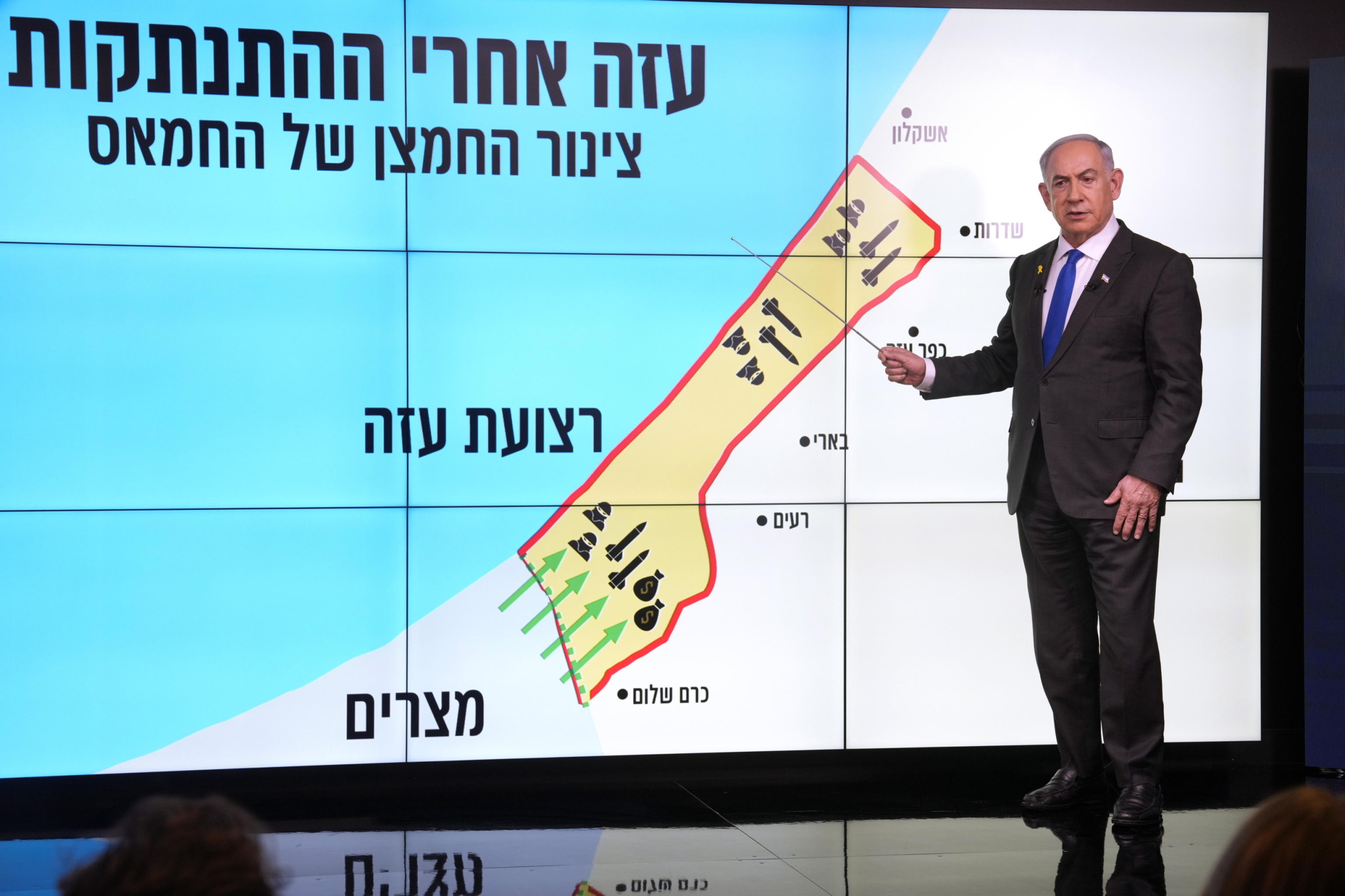 epaselect epa11580670 Israeli Prime Minister Benjamin Netanyahu stands before a map of the Gaza Strip, telling viewers how Hamas has imported arms into the territory since Israel's withdrawal in 2005, during a news conference in Jerusalem, 02 September 2024. The Israeli Prime Minister said, among other things, that Israel 'must have control' over Philadelphi Corridor, a narrow strip of land along the border between the Gaza Strip and Egypt. The words in Hebrew on screen read, 'Gaza after the disengagement, oxygen pipe of Hamas'.  EPA/OHAD ZWIGENBERG / POOL