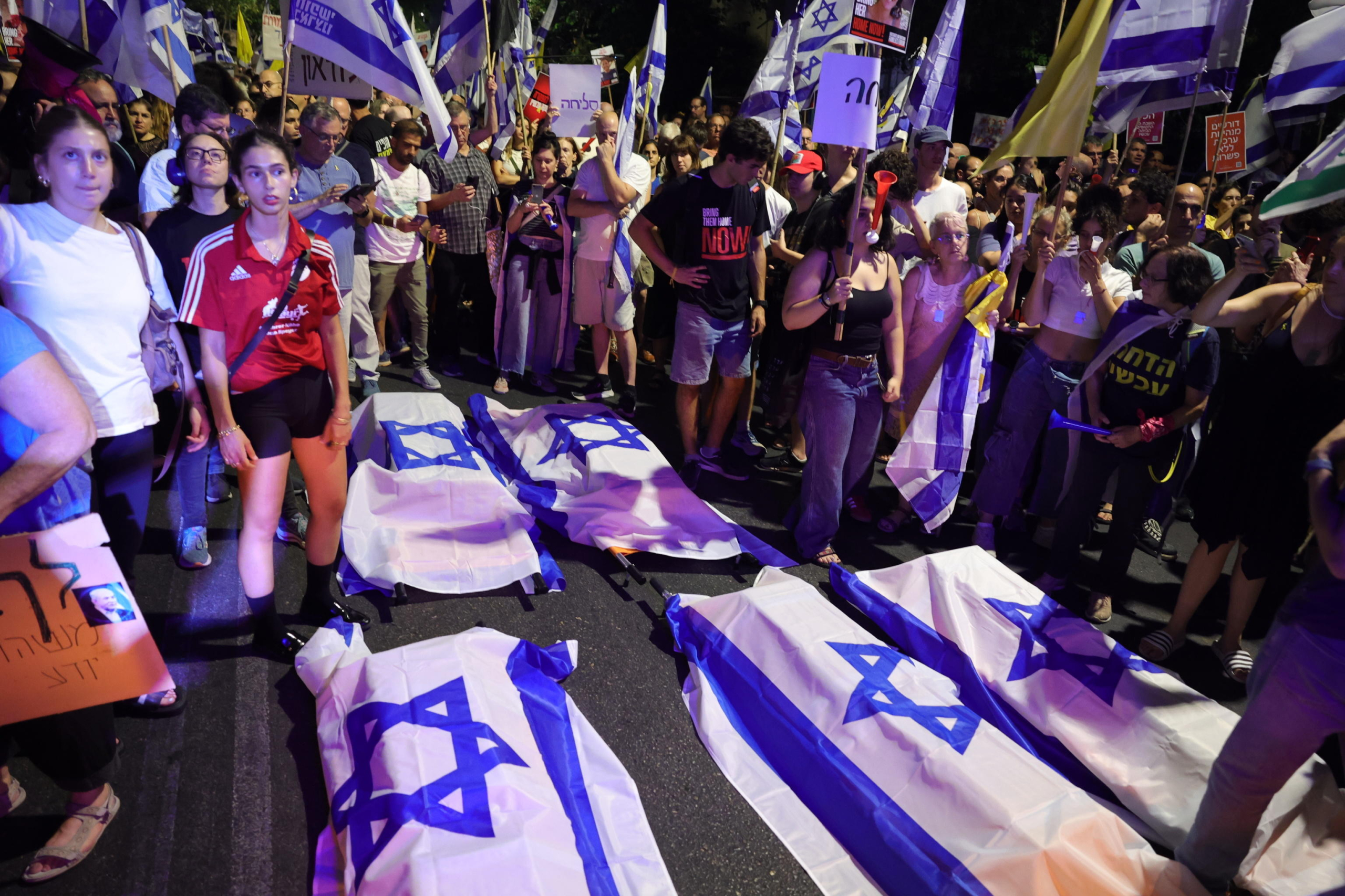 epa11580508 Protesters supporting the families of Israeli hostages held by Hamas in Gaza, place six  mock-coffins outside the residence of Prime Minister Benjamin Netanyahu in Jerusalem, 02 September 2024. Israel's largest labour union, Histadrut, called for a nationwide general strike to start on 02 September urging the Israeli Prime Minister to reach a deal to secure the remaining hostages held by Hamas following the 07 October attack. Thousands of Israelis protested across Israel on 01 September following the recovery of the bodies of six hostagres held by Hamas in the Gaza Strip. According to a statement by the Israeli Government Press Office, 97 Israeli hostages remain in captivity in the Gaza Strip, with 33 confirmed dead.  EPA/ABIR SULTAN