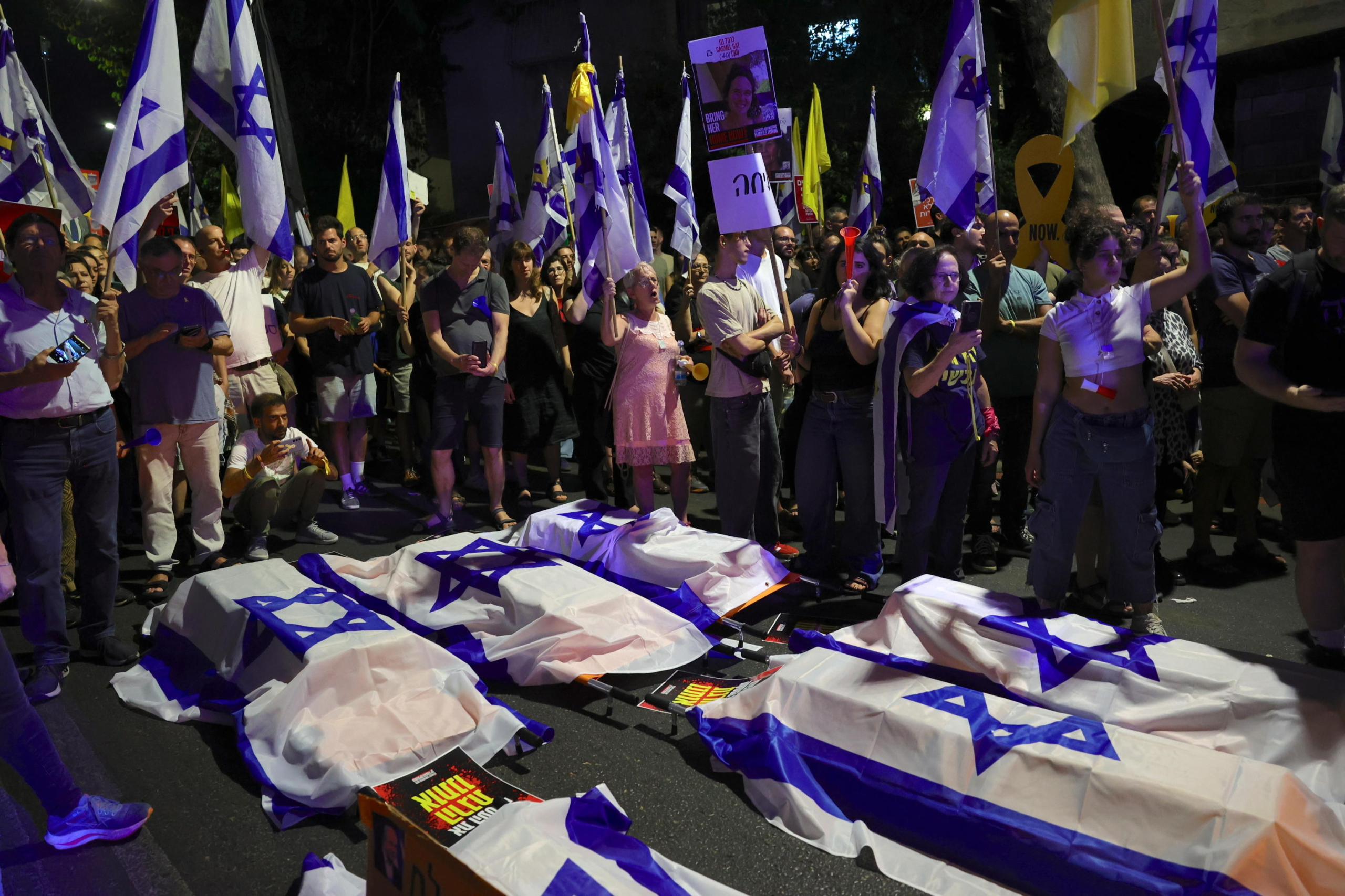 epa11580502 Protesters supporting the families of Israeli hostages held by Hamas in Gaza, place six  mock-coffins outside the residence of Prime Minister Benjamin Netanyahu in Jerusalem, 02 September 2024. Israel's largest labour union, Histadrut, called for a nationwide general strike to start on 02 September urging the Israeli Prime Minister to reach a deal to secure the remaining hostages held by Hamas following the 07 October attack. Thousands of Israelis protested across Israel on 01 September following the recovery of the bodies of six hostagres held by Hamas in the Gaza Strip. According to a statement by the Israeli Government Press Office, 97 Israeli hostages remain in captivity in the Gaza Strip, with 33 confirmed dead.  EPA/ABIR SULTAN