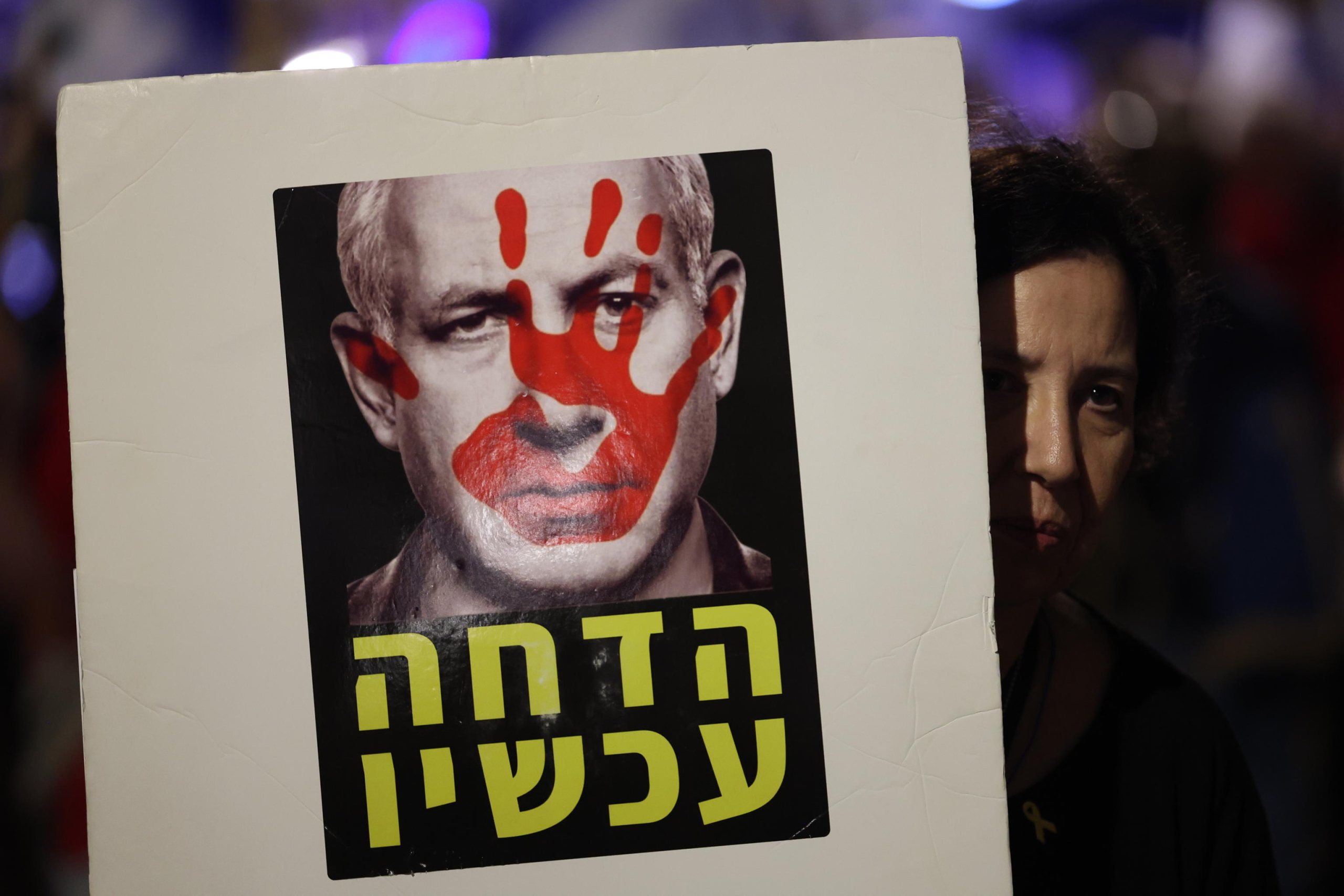 epa11580530 A protester supporting the families of Israeli hostages held by Hamas in Gaza, holding a sign reading 'impeachment now' outside the residence of Prime Minister Benjamin Netanyahu in Jerusalem, 02 September 2024. Israel's largest labour union, Histadrut, called for a nationwide general strike to start on 02 September urging the Israeli Prime Minister to reach a deal to secure the remaining hostages held by Hamas following the 07 October attack. Thousands of Israelis protested across Israel on 01 September following the recovery of the bodies of six hostagres held by Hamas in the Gaza Strip. According to a statement by the Israeli Government Press Office, 97 Israeli hostages remain in captivity in the Gaza Strip, with 33 confirmed dead.  EPA/ABIR SULTAN