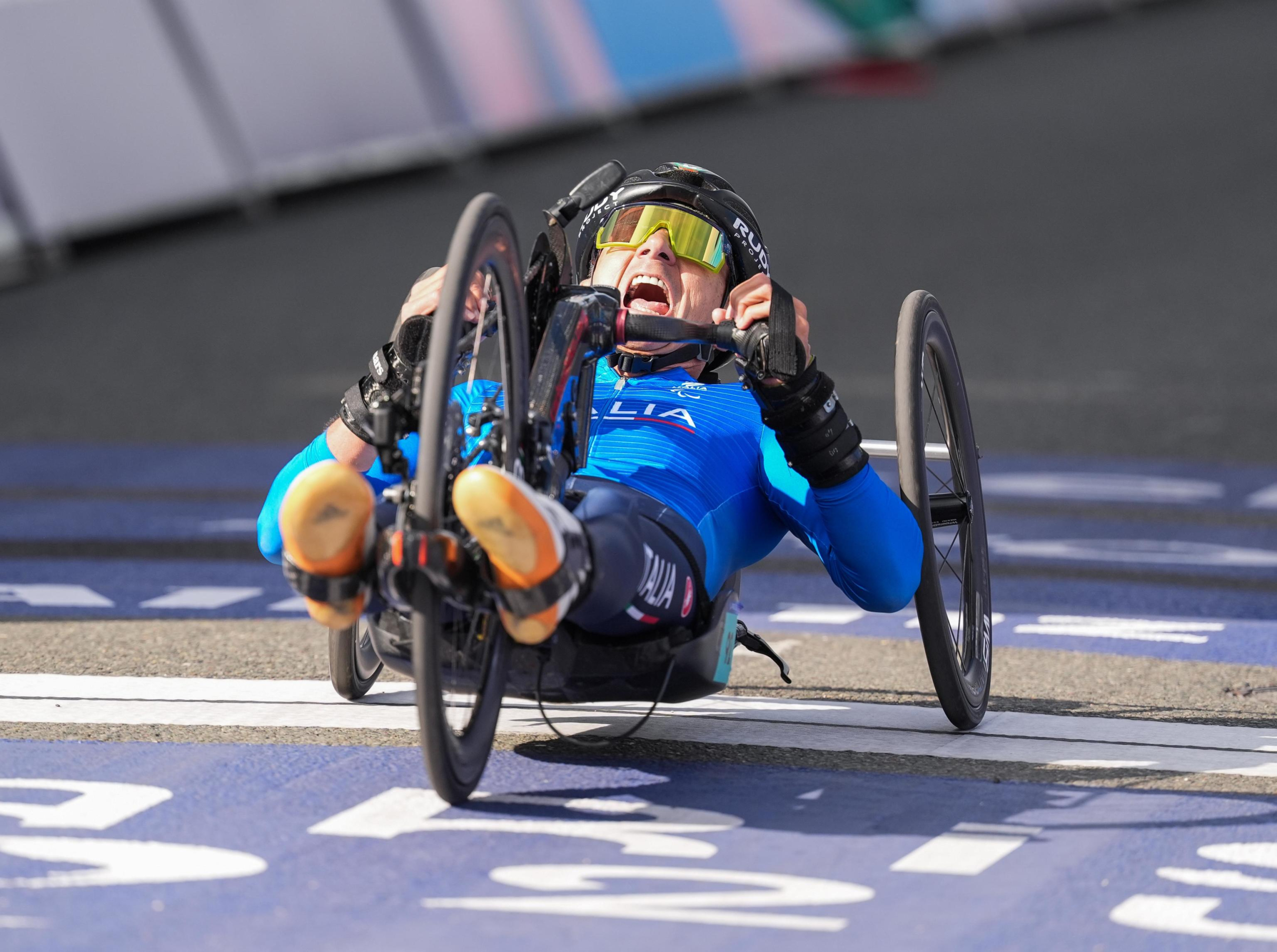 L'azzurro Fabrizio Cornegliani ha vinto la medaglia d'oro nella cronometro di ciclismo su strada categoria H1 alle Paralimpiadi di Parigi, 4 settembre 2024. ANSA/ LUCA PAGLIARICCI - CIP ++ANSA PROVIDES ACCESS TO THIS HANDOUT PHOTO TO BE USED SOLELY TO ILLUSTRATE NEWS REPORTING OR COMMENTARY ON THE FACTS OR EVENTS DEPICTED IN THIS IMAGE; NO ARCHIVING; NO LICENSING +++ NPK +++