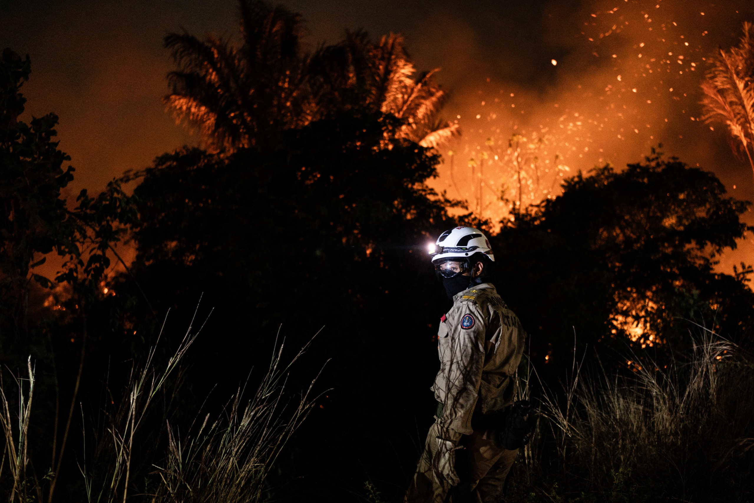 epa11588566 A fireman trys to put down a fire in a green area in Manaus, Amazonas, Brazil, 05 September 2024. Amazonas, the largest state in Brazil, is suffering from an environmental crisis after experiencing the worst drought in its history and record fires in 2023. This year everything indicates that the figures could be exceeded and even sooner than expected.  EPA/RAPHAEL ALVES