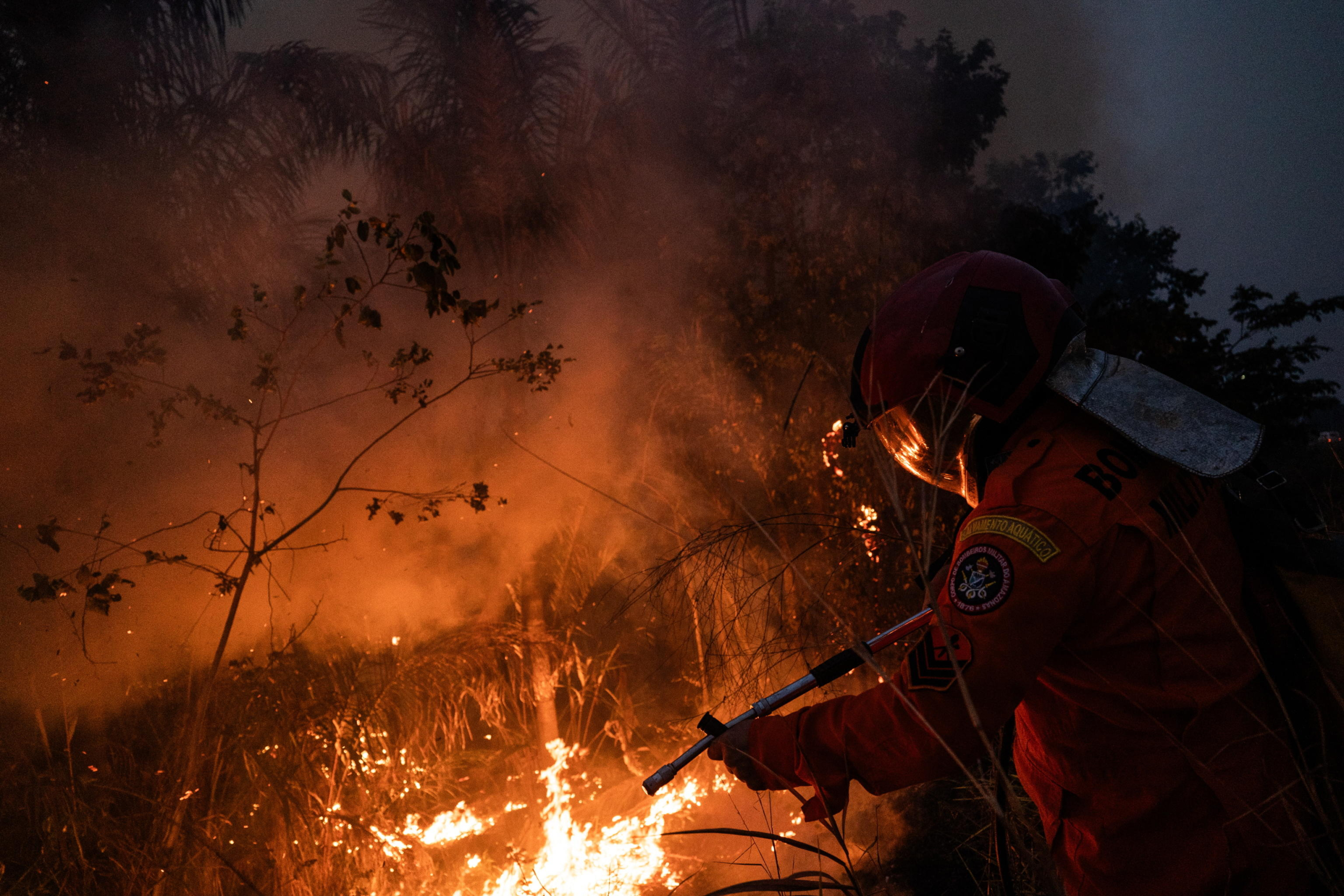 epa11588568 A fireman trys to put down a fire in a green area in Manaus, Amazonas, Brazil, 05 September 2024. Amazonas, the largest state in Brazil, is suffering from an environmental crisis after experiencing the worst drought in its history and record fires in 2023. This year everything indicates that the figures could be exceeded and even sooner than expected.  EPA/RAPHAEL ALVES