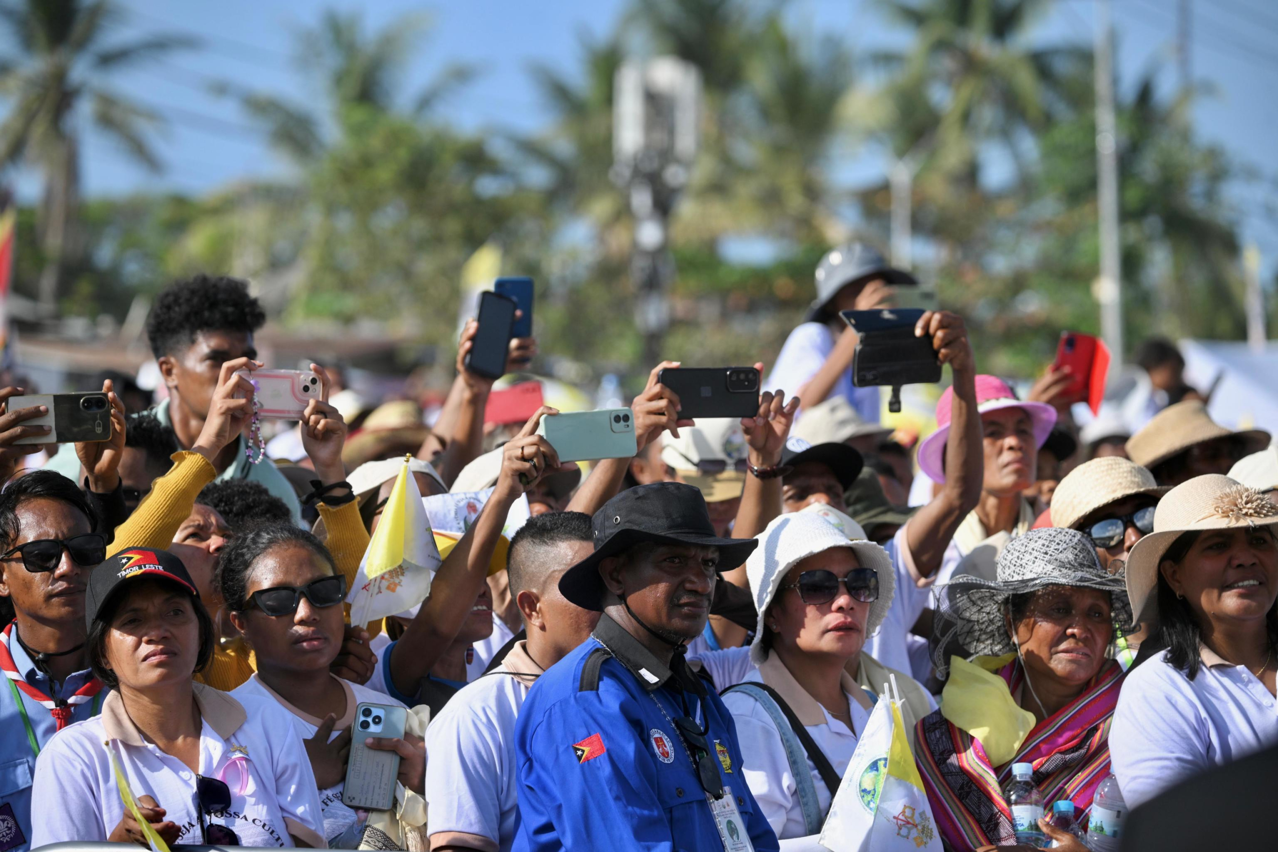 Fedeli durante la messa celebrata da Papa Francesco nella Spianata di Taci Tolu, Dili, Timor Est, 10 settembre 2024. ANSA/ALESSANDRO DI MEO
 
Faithful attends the mass leaded by Pope Francis at the Esplanade of Taci Tolu, Dili, East Timor, 10 September 2024. ANSA/ALESSANDRO DI MEO.