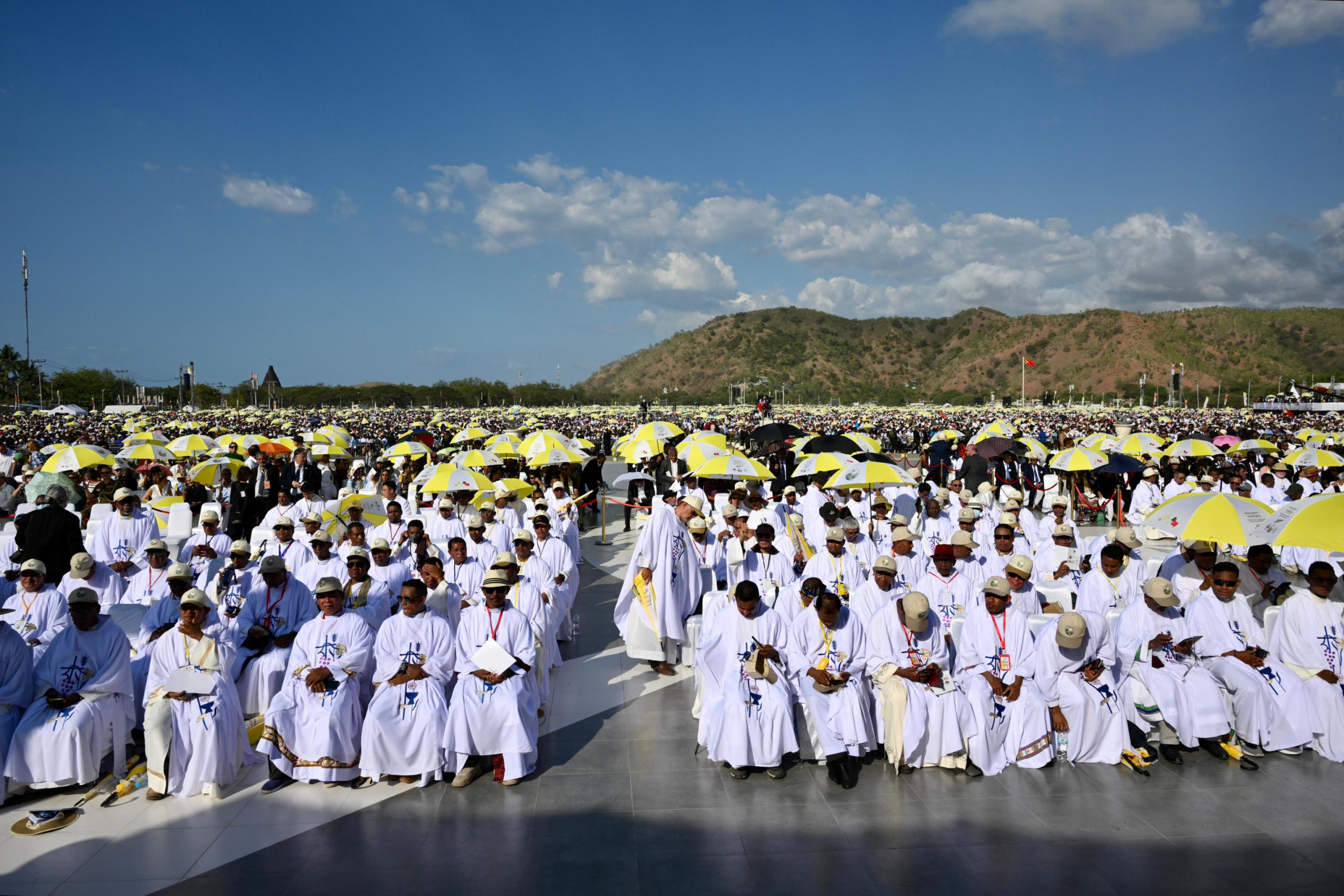 Fedeli durante la messa celebrata da Papa Francesco nella Spianata di Taci Tolu, Dili, Timor Est, 10 settembre 2024. ANSA/ALESSANDRO DI MEO
 
Faithful attends the mass leaded by Pope Francis at the Esplanade of Taci Tolu, Dili, East Timor, 10 September 2024. ANSA/ALESSANDRO DI MEO.