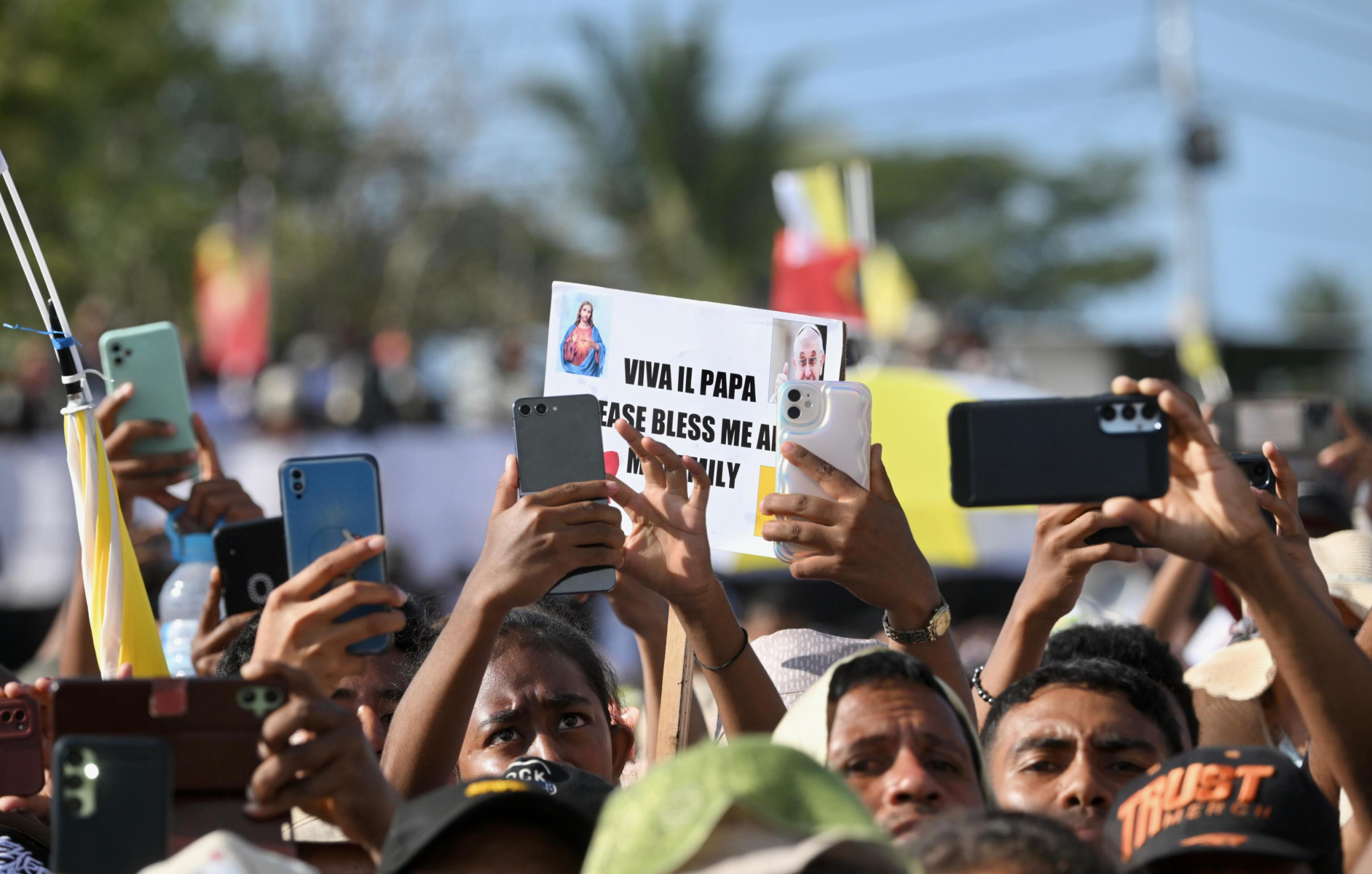 Fedeli durante la messa celebrata da Papa Francesco nella Spianata di Taci Tolu, Dili, Timor Est, 10 settembre 2024. ANSA/ALESSANDRO DI MEO
 
Faithful attends the mass leaded by Pope Francis at the Esplanade of Taci Tolu, Dili, East Timor, 10 September 2024. ANSA/ALESSANDRO DI MEO.