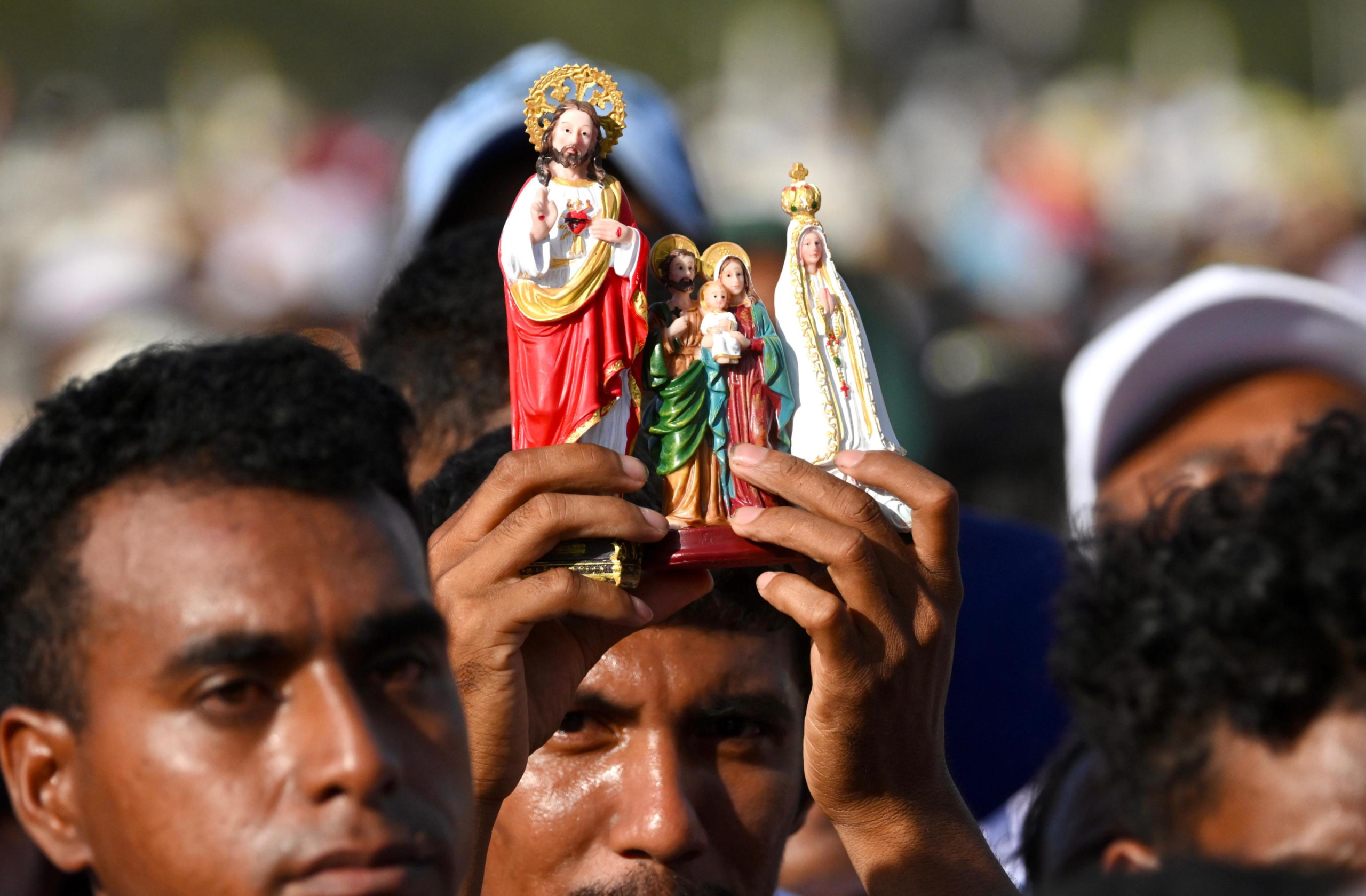 Fedeli durante la messa celebrata da Papa Francesco nella Spianata di Taci Tolu, Dili, Timor Est, 10 settembre 2024. ANSA/ALESSANDRO DI MEO
 
Faithful attends the mass leaded by Pope Francis at the Esplanade of Taci Tolu, Dili, East Timor, 10 September 2024. ANSA/ALESSANDRO DI MEO.