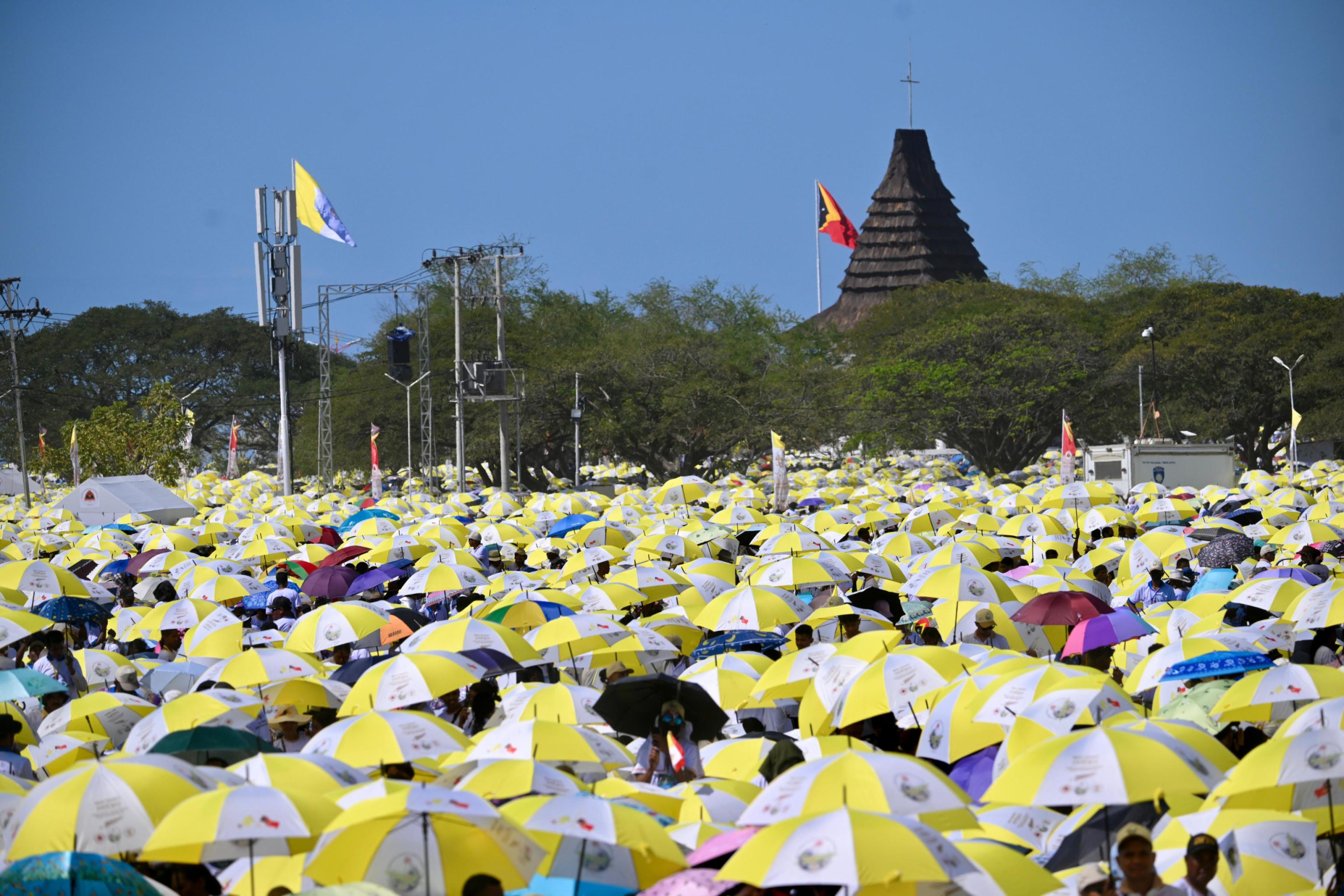 Fedeli in attesa dellinizio della messa che sarà celebrata da Papa Francesco nella Spianata di Taci Tolu, Dili, Timor Est, 10 settembre 2024. //
Faithful waiting for the start of the mass that will be celebrated by Pope Francis in the Taci Tolu Esplanade, Dili, East Timor, 10 September 2024.
ANSA/ ALESSANDRO DI MEO