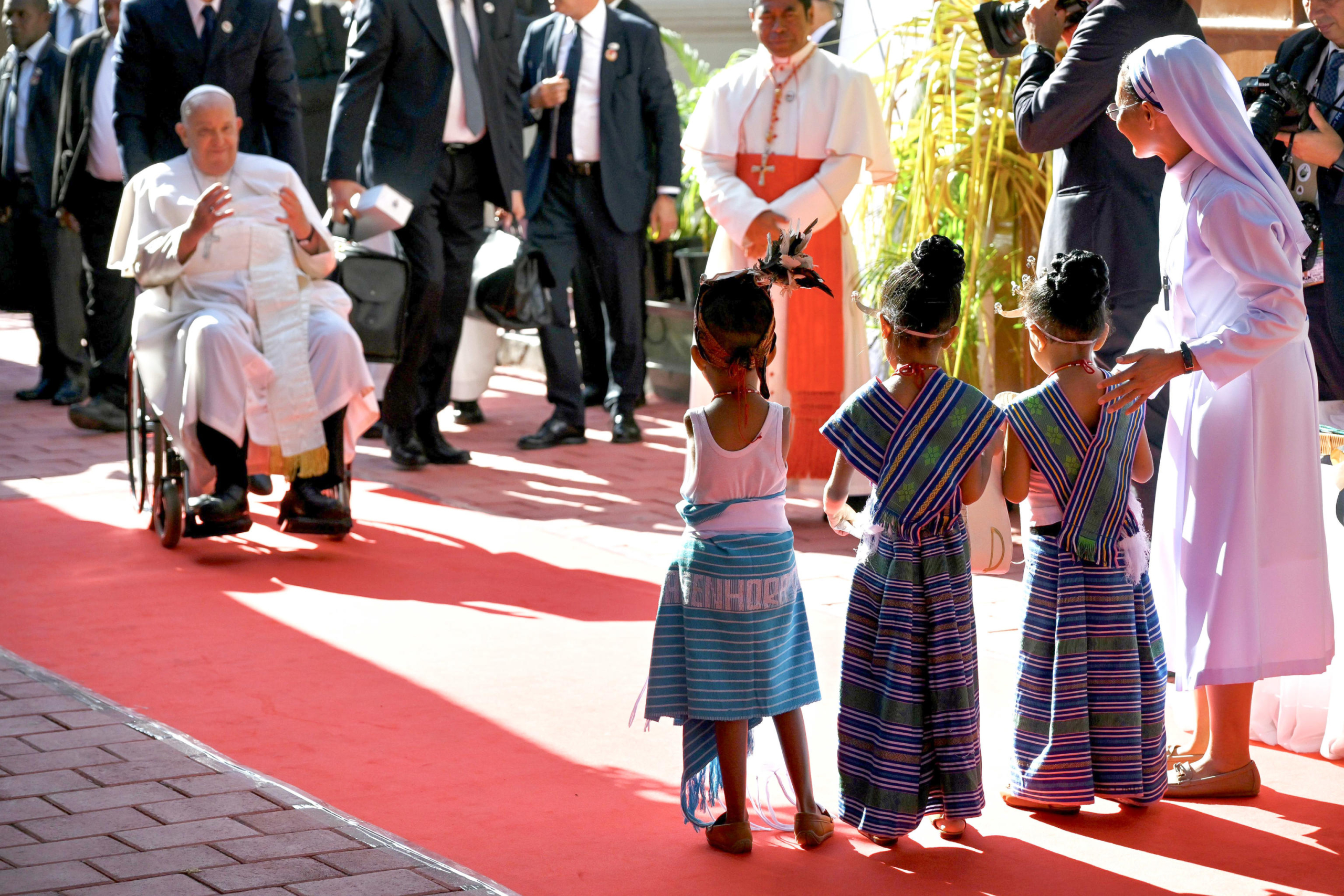 Papa Francesco durante la visita ai bambini con disabilita della scuola Irmas Alma, Dili, Timor Est, 10 settembre 2024. ANSA/ALESSANDRO DI MEO