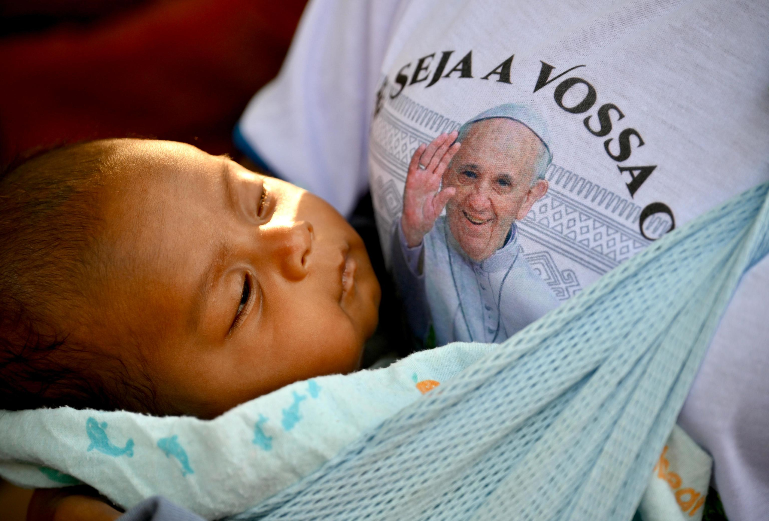 Alcuni fedeli attendono l'arrivo di Papa Francesco poco prima della visita ai bambini con disabilita della scuola Irmas Alma, Dili, Timor Est, 10 settembre 2024. ANSA/ALESSANDRO DI MEO