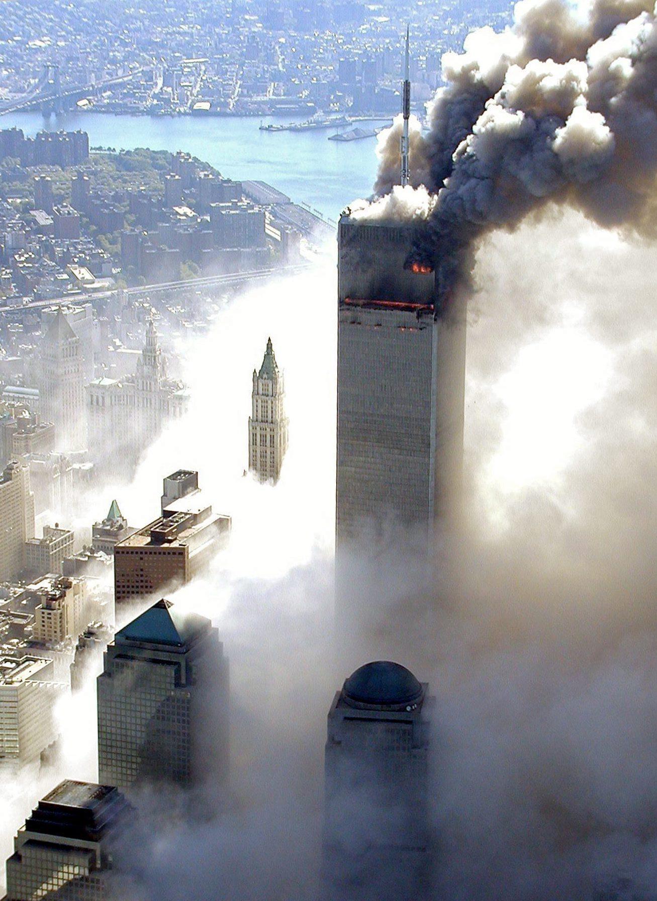 Una veduta aerea di una torre in fiamme del World Trade Center mentre una è già crollata, a New York, New York, USA. L'11 settembre 2001, durante una serie di attacchi terroristici coordinati con aerei dirottati, due aerei si schiantarono contro le torri gemelle del World Trade Center provocando il crollo di entrambe le torri. Un terzo aereo prese di mira il Pentagono e un quarto aereo diretto a Washington, DC, alla fine si schiantò contro un campo. L’attacco senza precedenti costò la vita a quasi 3.000 persone. Foto Ansa, EPA/POLIZIA DI NEW YORK CITY /ABC NEWS

