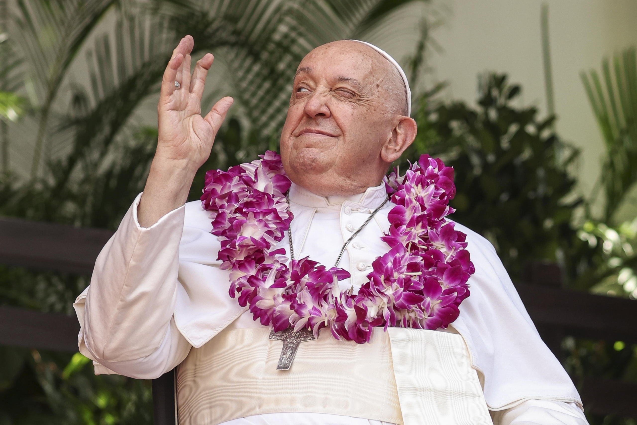 epa11601273 Pope Francis waves upon his arrival to an interreligious meeting with young people at the Catholic Junior College in Singapore, 13 September 2024. Pope Francis is visiting Singapore from 11 to 13 September, marking the final stop of his apostolic journey through the Asia-Pacific region, which also included Indonesia, Papua New Guinea, and East Timor.  EPA/HOW HWEE YOUNG