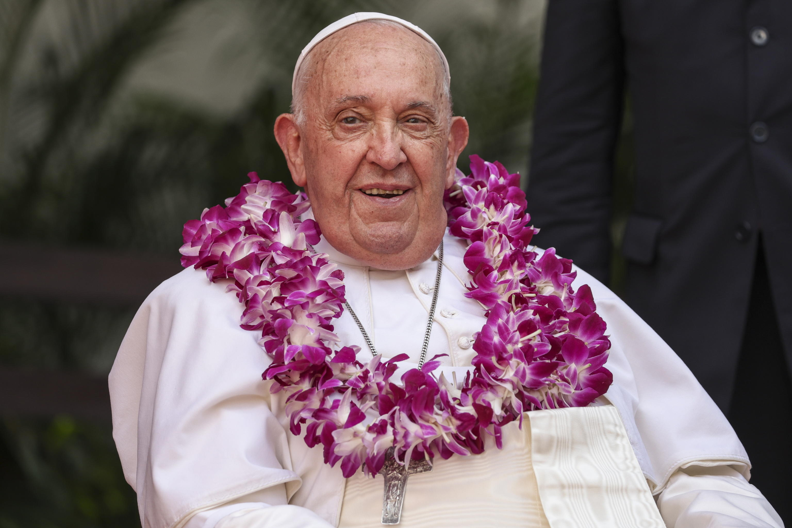 epa11601276 Pope Francis arrives for an interreligious meeting with young people at the Catholic Junior College in Singapore, 13 September 2024. Pope Francis is visiting Singapore from 11 to 13 September, marking the final stop of his apostolic journey through the Asia-Pacific region, which also included Indonesia, Papua New Guinea, and East Timor.  EPA/HOW HWEE YOUNG