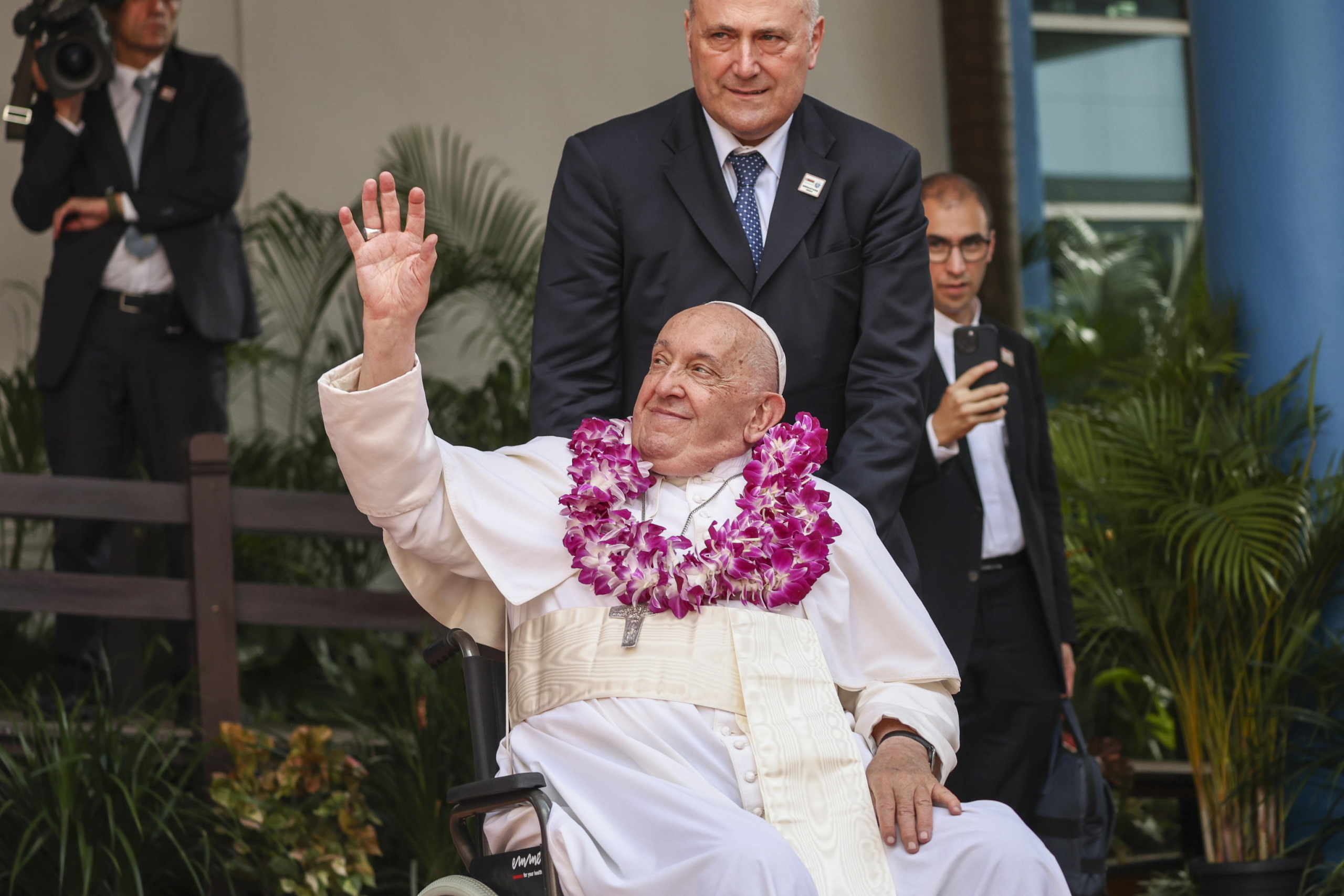 epa11601275 Pope Francis waves upon his arrival to an interreligious meeting with young people at the Catholic Junior College in Singapore, 13 September 2024. Pope Francis is visiting Singapore from 11 to 13 September, marking the final stop of his apostolic journey through the Asia-Pacific region, which also included Indonesia, Papua New Guinea, and East Timor.  EPA/HOW HWEE YOUNG