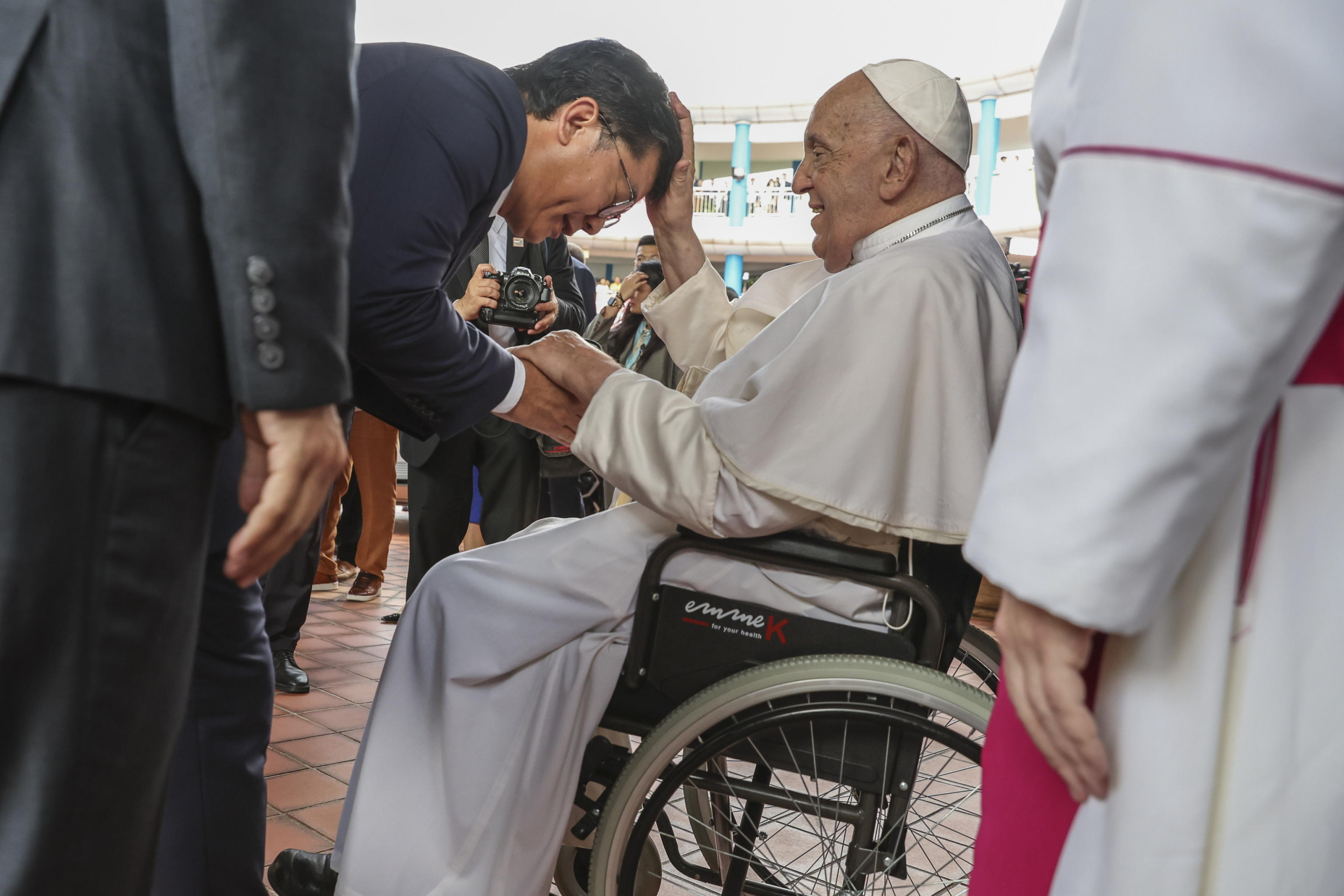 epa11601340 Pope Francis greets an official after attending an interreligious meeting with young people at the Catholic Junior College in Singapore, 13 September 2024. Pope Francis is visiting Singapore from 11 to 13 September, marking the final stop of his apostolic journey through the Asia-Pacific region, which also included Indonesia, Papua New Guinea, and East Timor.  EPA/HOW HWEE YOUNG