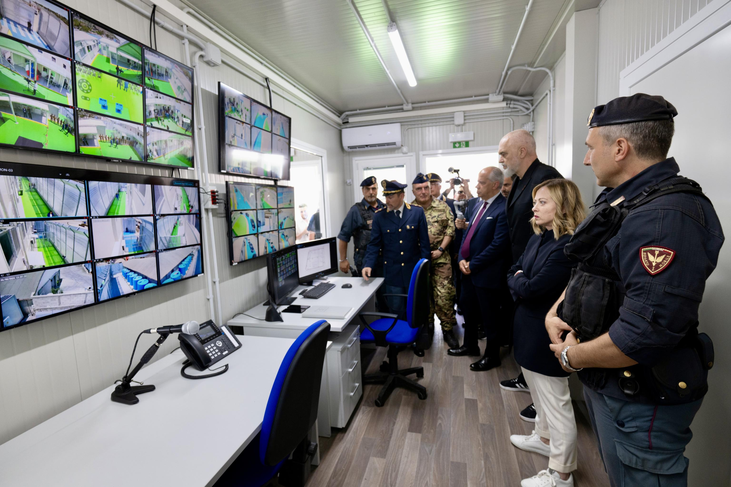 La premier Giorgia Meloni e il primo ministro albanese Edi Rama al porto di Shengjin per una visita all'hospot destinato alle procedure di ingresso dei migranti, realizzato in base al Protocollo fra Italia e Albania, 05 giugno 2024./// Italian Prime Minister Giorgia Meloni and Albanian Prime Minister Edi Rama at the port of Shengjin for a visit to the hotspot intended for the entry procedures of migrants, created on the basis of the Protocol between Italy and Albania, 05 June 2024.
ANSA/ UFFICIO STAMPA PRESIDENZA DEL CONSIGLIO/ FILIPPO ATTILI
+++ ANSA PROVIDES ACCESS TO THIS HANDOUT PHOTO TO BE USED SOLELY TO ILLUSTRATE   NEWS REPORTING OR COMMENTARY ON THE FACTS OR EVENTS DEPICTED IN THIS IMAGE; NO   ARCHIVING; NO LICENSING +++ NPK +++