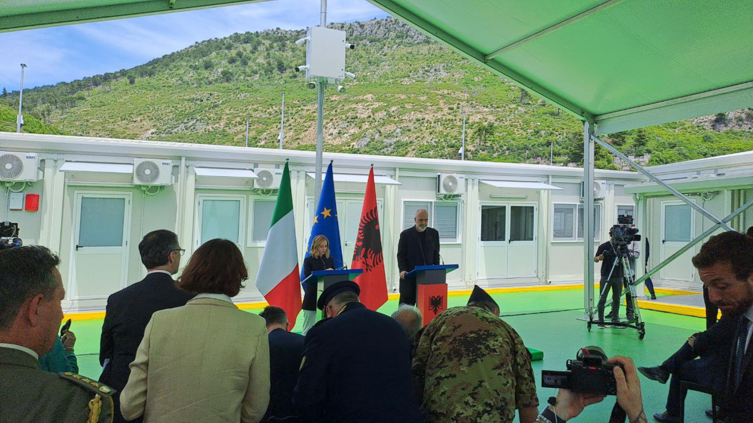 La premier Giorgia Meloni durante le dichiarazioni congiunte con il primo ministro albanese Edi Rama dopo la visita all'hotspot per migranti a Shengjin, in Albania, 05 giugno 2024.
ANSA/ PAOLO CAPPELLERI