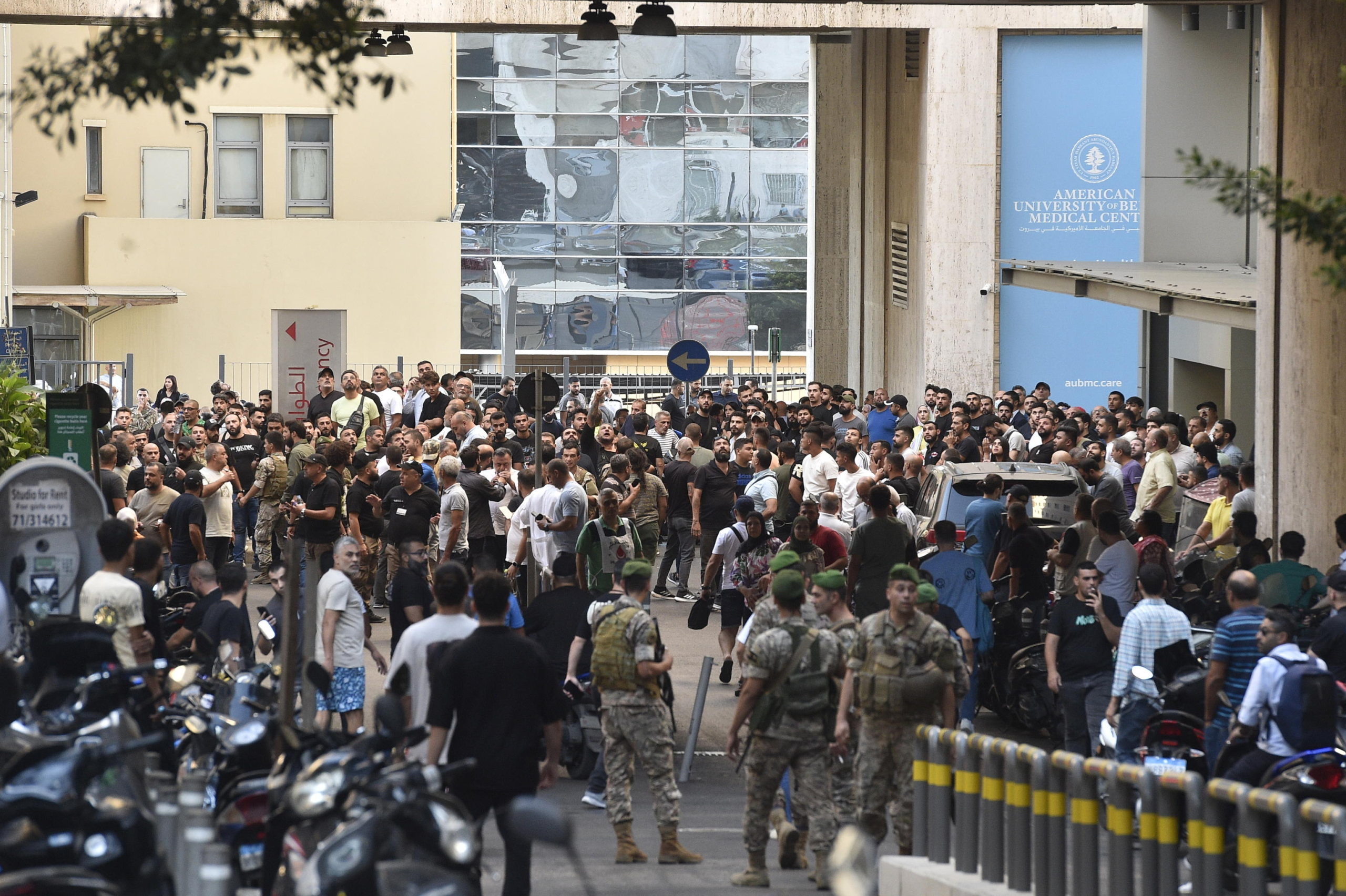 Un attacco in Libano e in Siria ai miliziani di Hezbollah ha provocato una ventina di morti e il ferimento di circa 4mila persone, dopo l'esplosione a distanza dei cercapersone in dotazione ai miliziani. Sotto accusa Israele. Foto Ansa EPA/WAEL HAMZEH