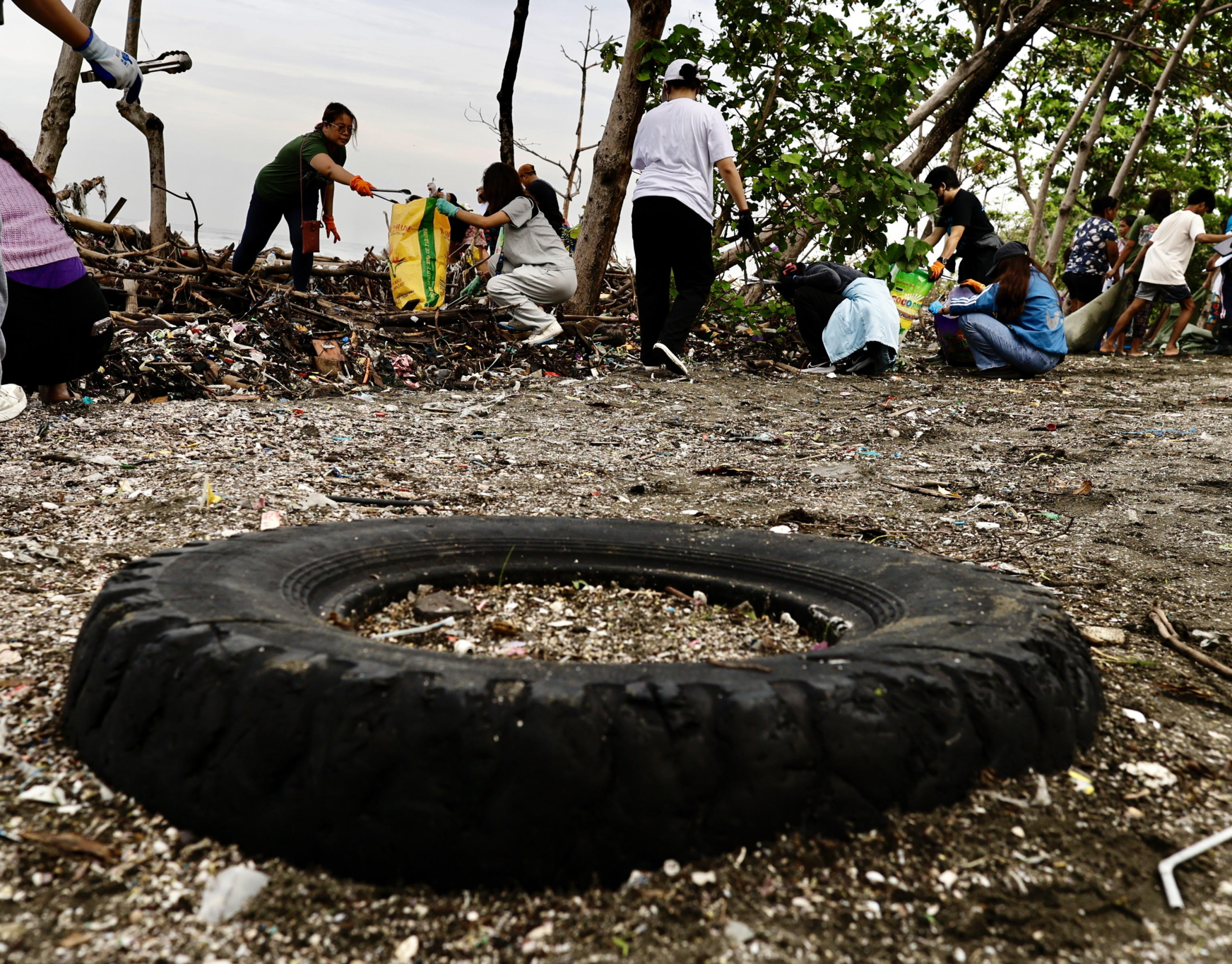 epa11615047 Environmental advocate volunteers collect trash on the eve of International Coastal Cleanup Day in Navotas city, Metro Manila, Philippines, 20 September 2024. International Coastal Cleanup Day is the world's largest volunteer effort for ocean's health that held annually on every third Saturday of September, with this years theme Arctic Cities and Marine Litter.  EPA/FRANCIS R. MALASIG