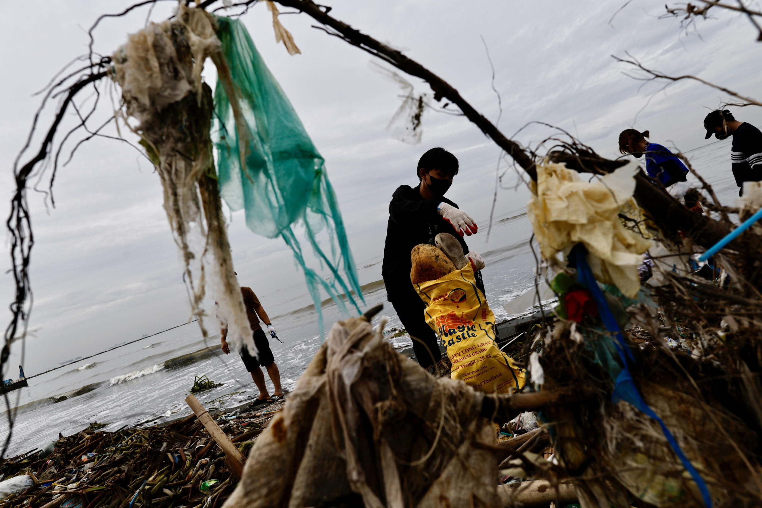 epa11615049 Environmental advocate volunteers collect trash on the eve of International Coastal Cleanup Day in Navotas city, Metro Manila, Philippines, 20 September 2024. International Coastal Cleanup Day is the world's largest volunteer effort for ocean's health that held annually on every third Saturday of September, with this years theme Arctic Cities and Marine Litter.  EPA/FRANCIS R. MALASIG