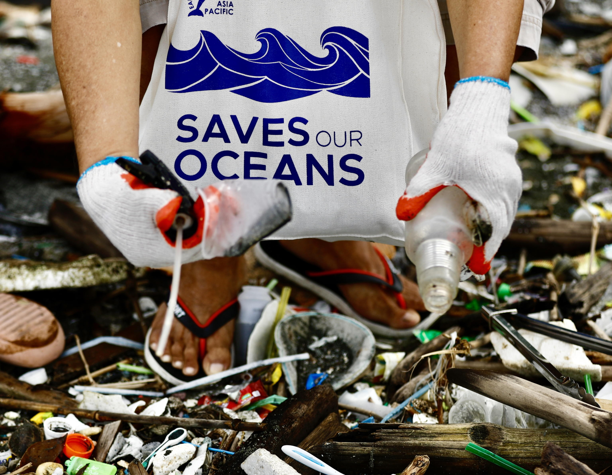 epa11615052 An environmental advocate volunteer collects trash on the eve of International Coastal Cleanup Day in Navotas city, Metro Manila, Philippines, 20 September 2024. International Coastal Cleanup Day is the world's largest volunteer effort for ocean's health that held annually on every third Saturday of September, with this years theme Arctic Cities and Marine Litter.  EPA/FRANCIS R. MALASIG