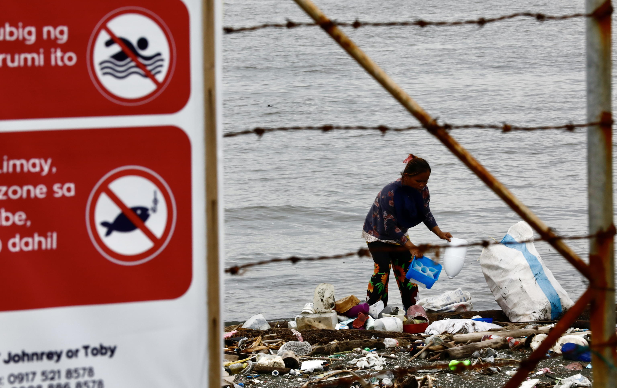 epa11615048 An environmental advocate volunteer collects trash on the eve of International Coastal Cleanup Day in Navotas city, Metro Manila, Philippines, 20 September 2024. International Coastal Cleanup Day is the world's largest volunteer effort for ocean's health that held annually on every third Saturday of September, with this years theme Arctic Cities and Marine Litter.  EPA/FRANCIS R. MALASIG