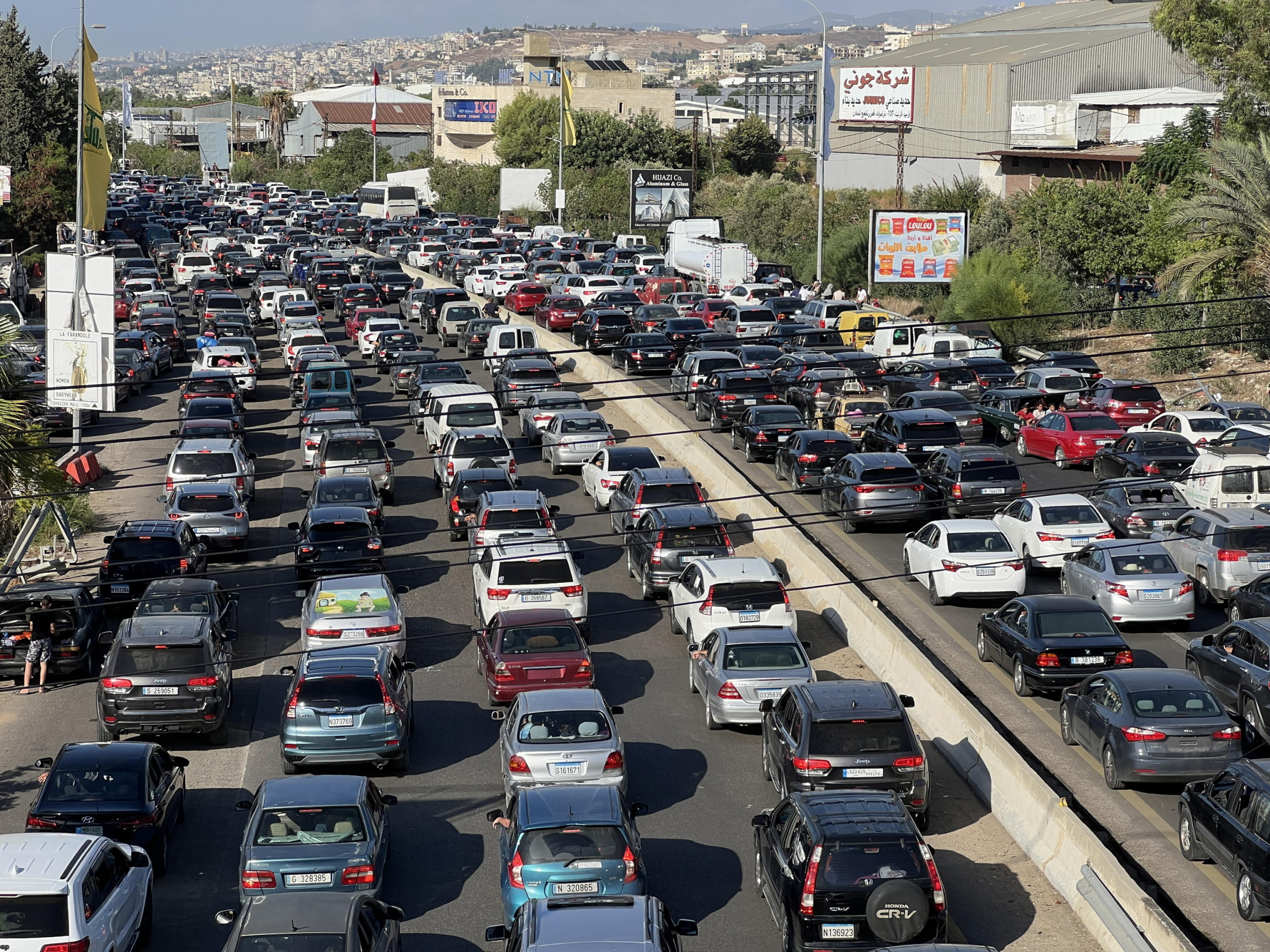 I libanesi fuggono con le loro auto dal Libano meridionale verso Sidone e Beirut, sulla strada Zahrani-Nabatieh, a Ghazieh, Libano meridionale, 23 settembre 2024. Foto: EPA/STRINGER