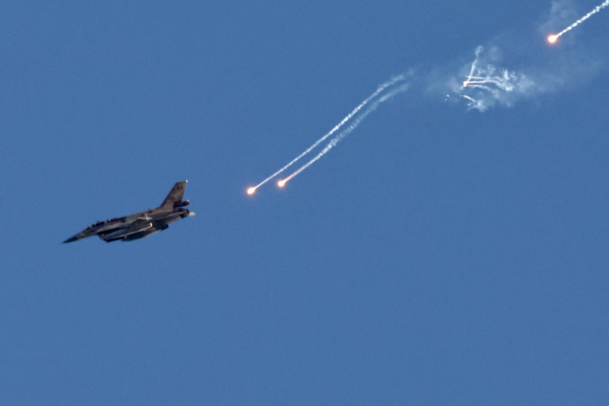 epa11563781 An Israeli fighter jet ejects flares over an area near the Lebanon-Israel border, as seen from northern Israel, 25 August 2024. The Israeli military stated that Israeli Air Force fighter jets are currently striking targets belonging to the Hezbollah organization that posed an imminent threat to the citizens of the State of Israel.  EPA/ATEF SAFADI