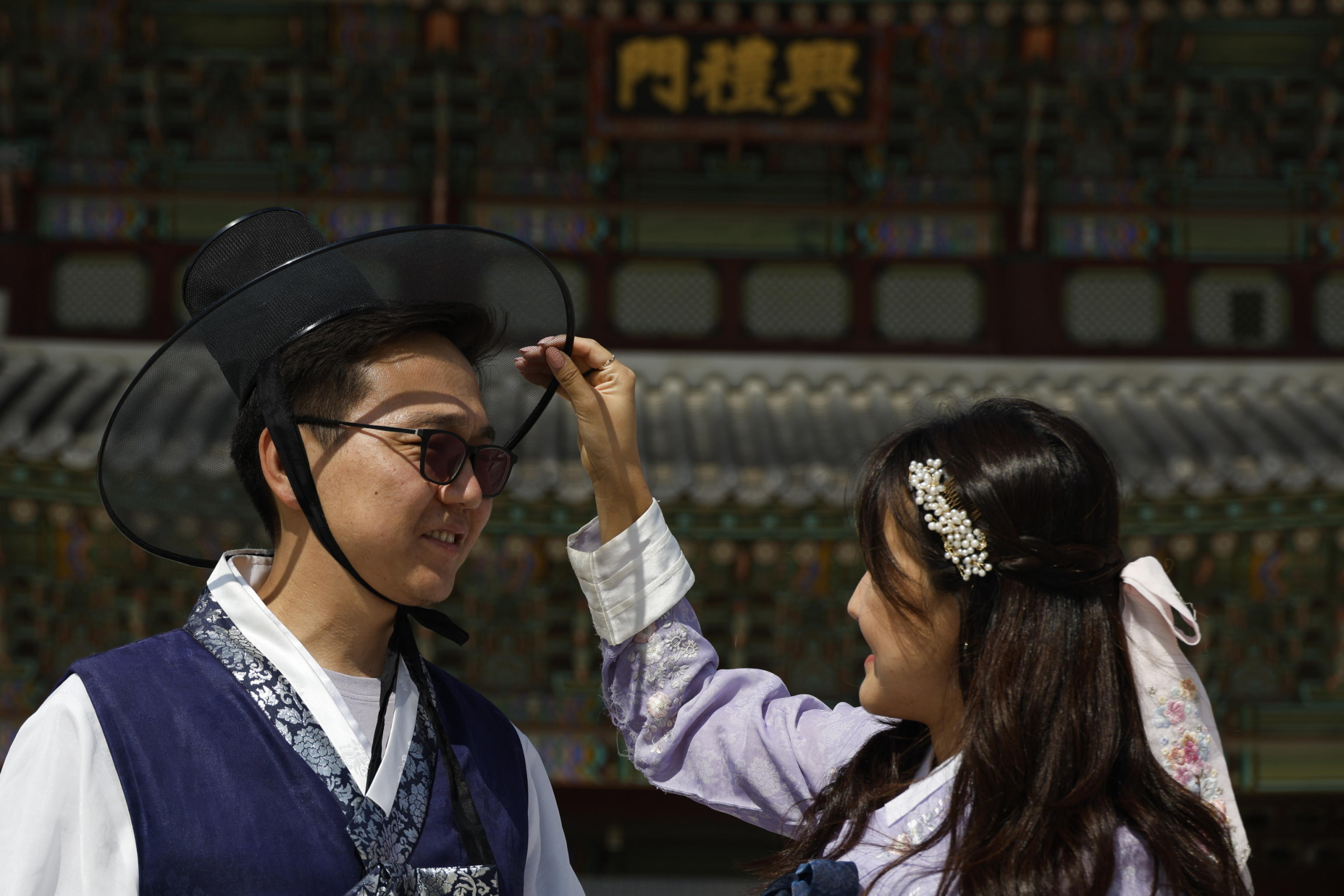 epa11627685 Tourists wearing traditional Korean clothes 'Hanbok' pose for photos as they visit the Gyeongbokgung Palace on the World Tourism Day in Seoul, South Korea, 27 September 2024. World Tourism Day has been observed annually since 1980 on 27 September.  EPA/JEON HEON-KYUN