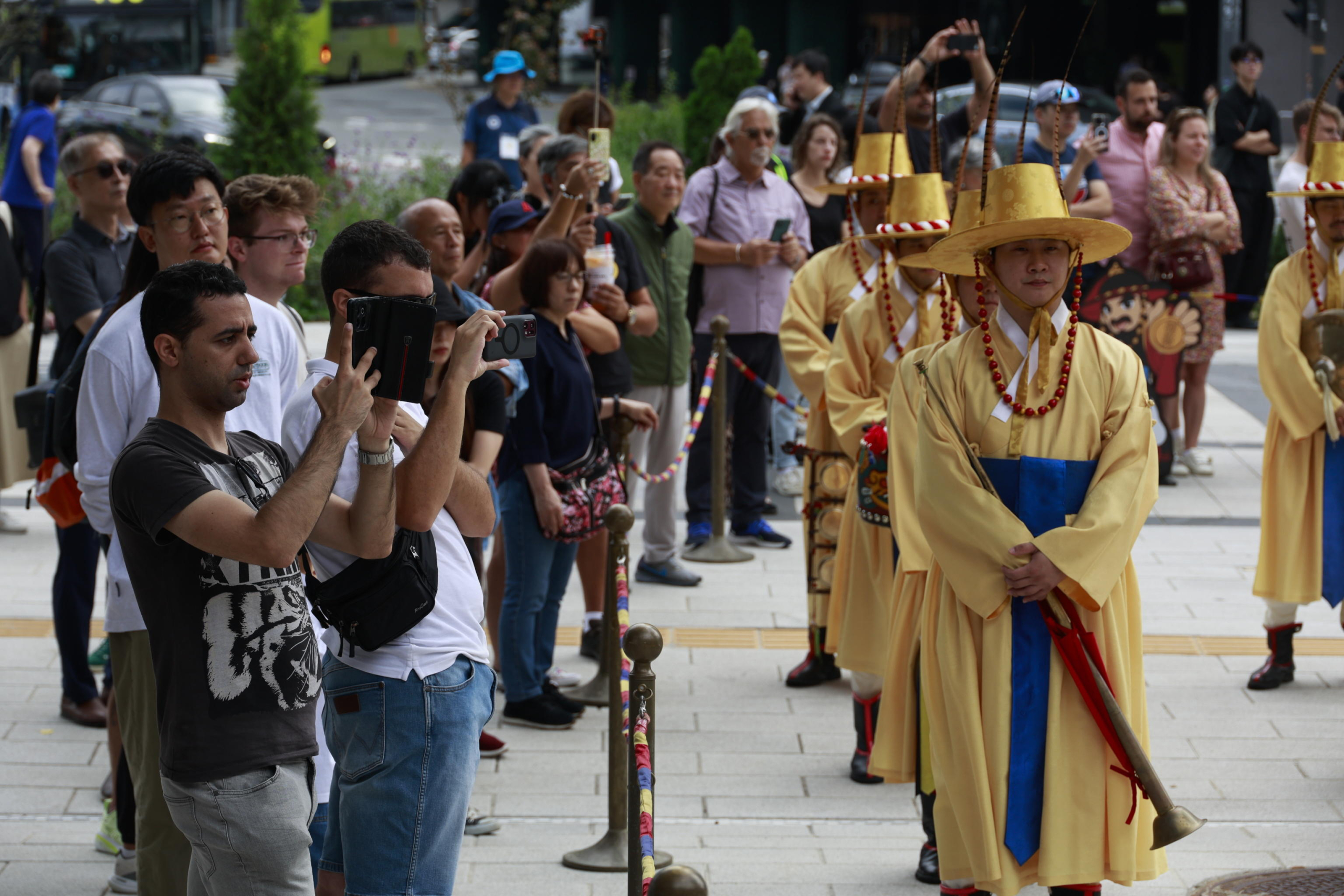 epa11627681 Tourists look at a performance of the changing of the guard ceremony at Deoksugung Palace on the World Tourism Day in Seoul, South Korea, 27 September 2024. World Tourism Day has been observed annually since 1980 on 27 September.  EPA/JEON HEON-KYUN