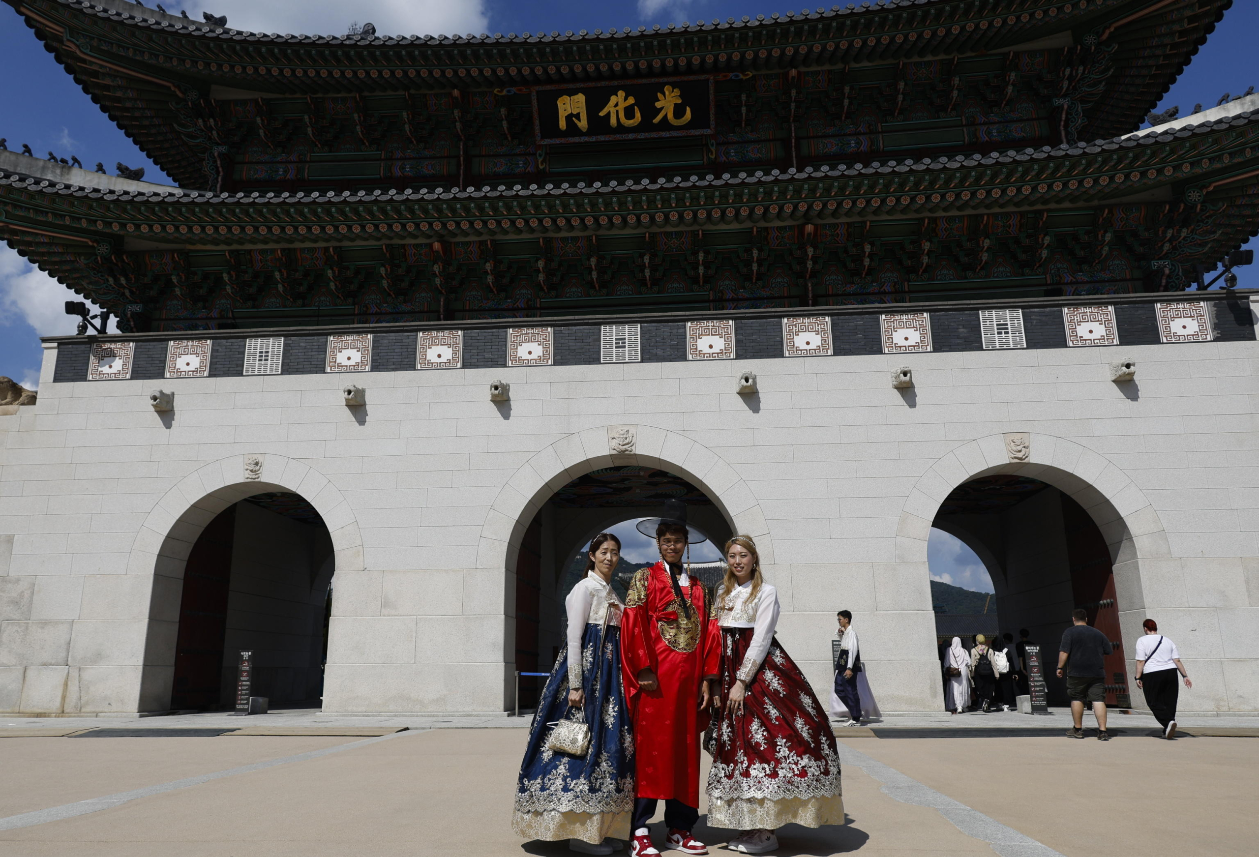 epa11627684 Tourists wearing traditional Korean clothes 'Hanbok' pose for photos as they visit the Gyeongbokgung Palace on the World Tourism Day in Seoul, South Korea, 27 September 2024.  World Tourism Day has been observed annually since 1980 on 27 September.  EPA/JEON HEON-KYUN