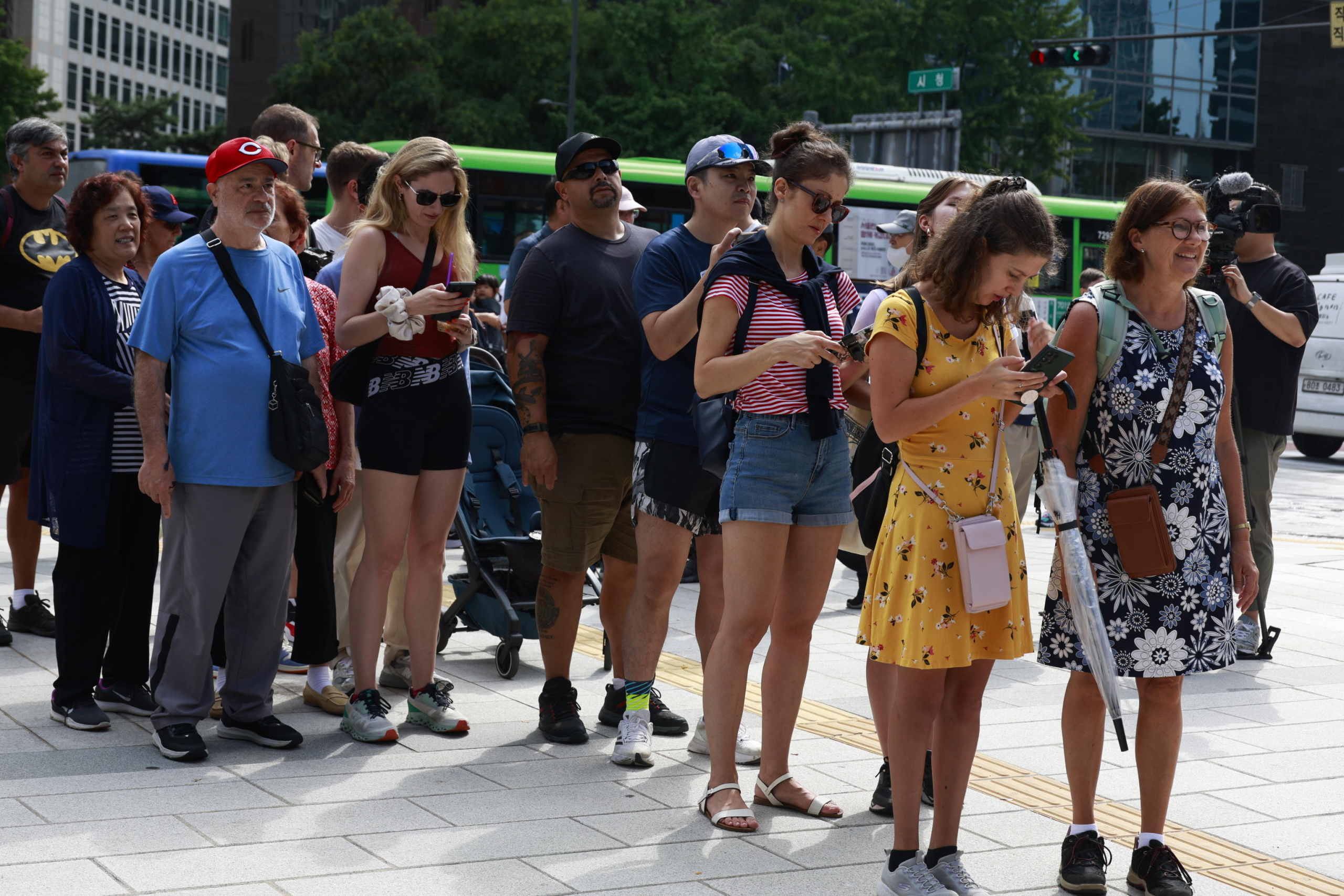 epa11627682 Tourists line up to take pictures after performance of the changing of the guard ceremony at Deoksugung Palace on the World Tourism Day in Seoul, South Korea, 27 September 2024.  World Tourism Day has been observed annually since 1980 on 27 September.  EPA/JEON HEON-KYUN