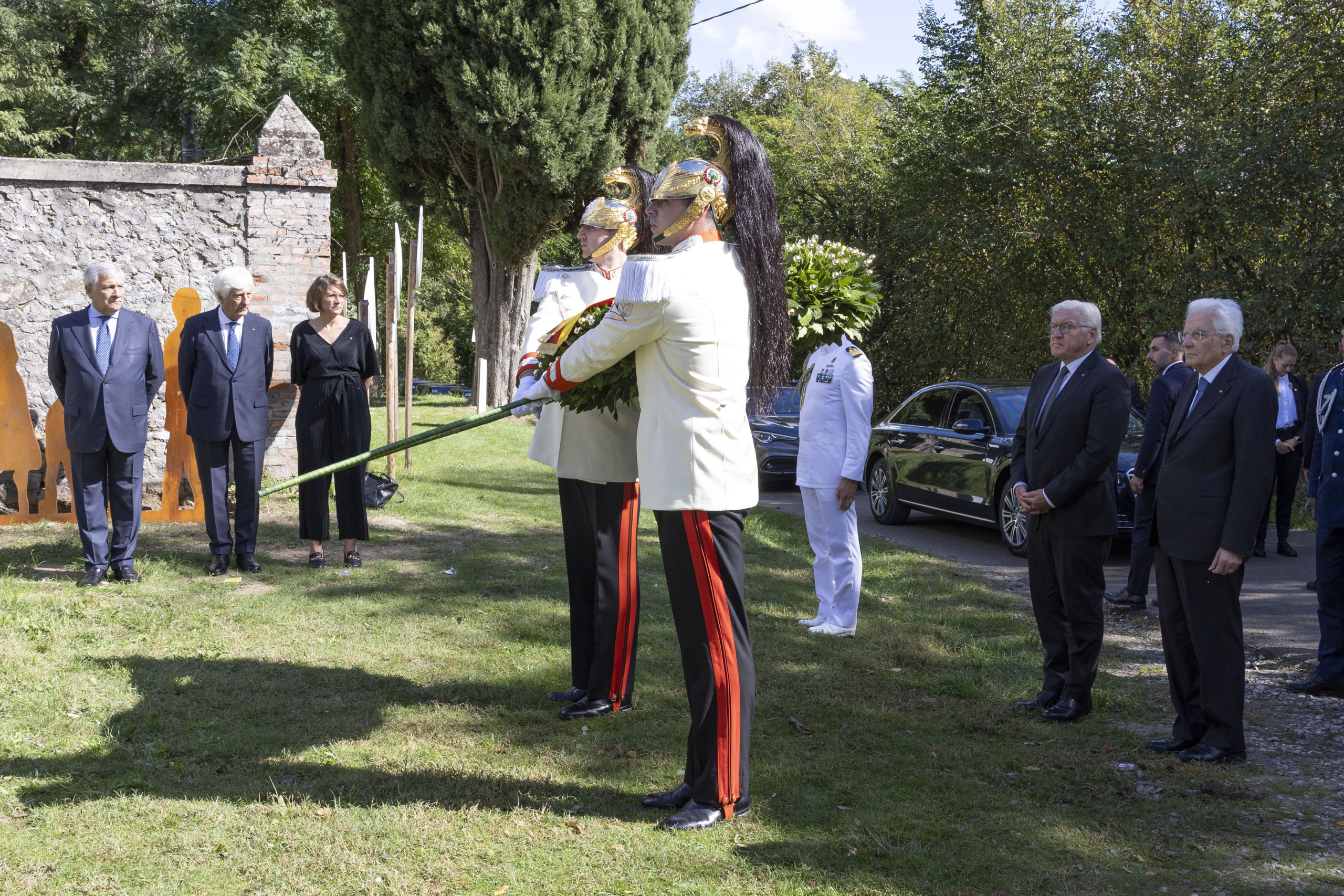 Il Presidente della Repubblica Sergio Mattarella con Frank-Walter Steinmeier, Presidente della Repubblica Federale di Germania, depongono una corona di alloro presso il cippo commemorativo intitolato a Don Giovanni Fornasini, in occasione delle celebrazioni per l’80° anniversario degli eccidi di Monte Sole 
(foto di Francesco Ammendola - Ufficio per la Stampa e la Comunicazione della Presidenza della Repubblica)