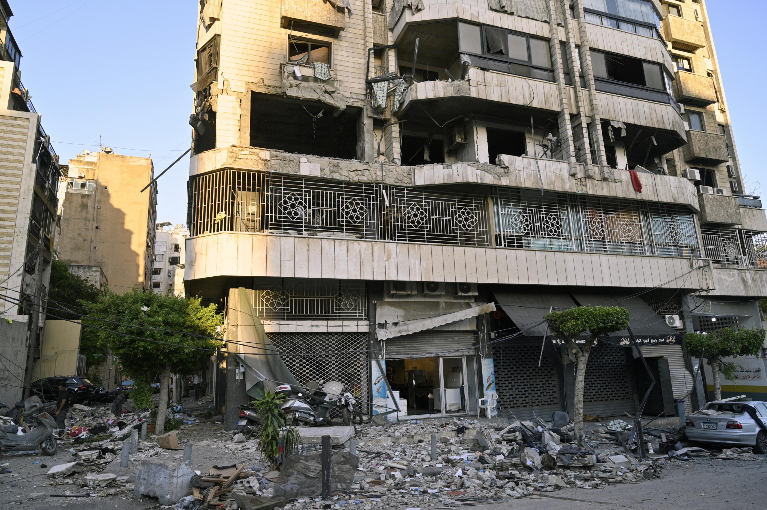 epa11639127 A general view of a damaged building following an Israeli airstrike in Beirut's Bachoura neighborhood, Lebanon, 03 October 2024. Lebanese officials reported that an Israeli airstrike on a building in central Beirut resulted in at least five deaths and eight injuries.  EPA/WAEL HAMZEH