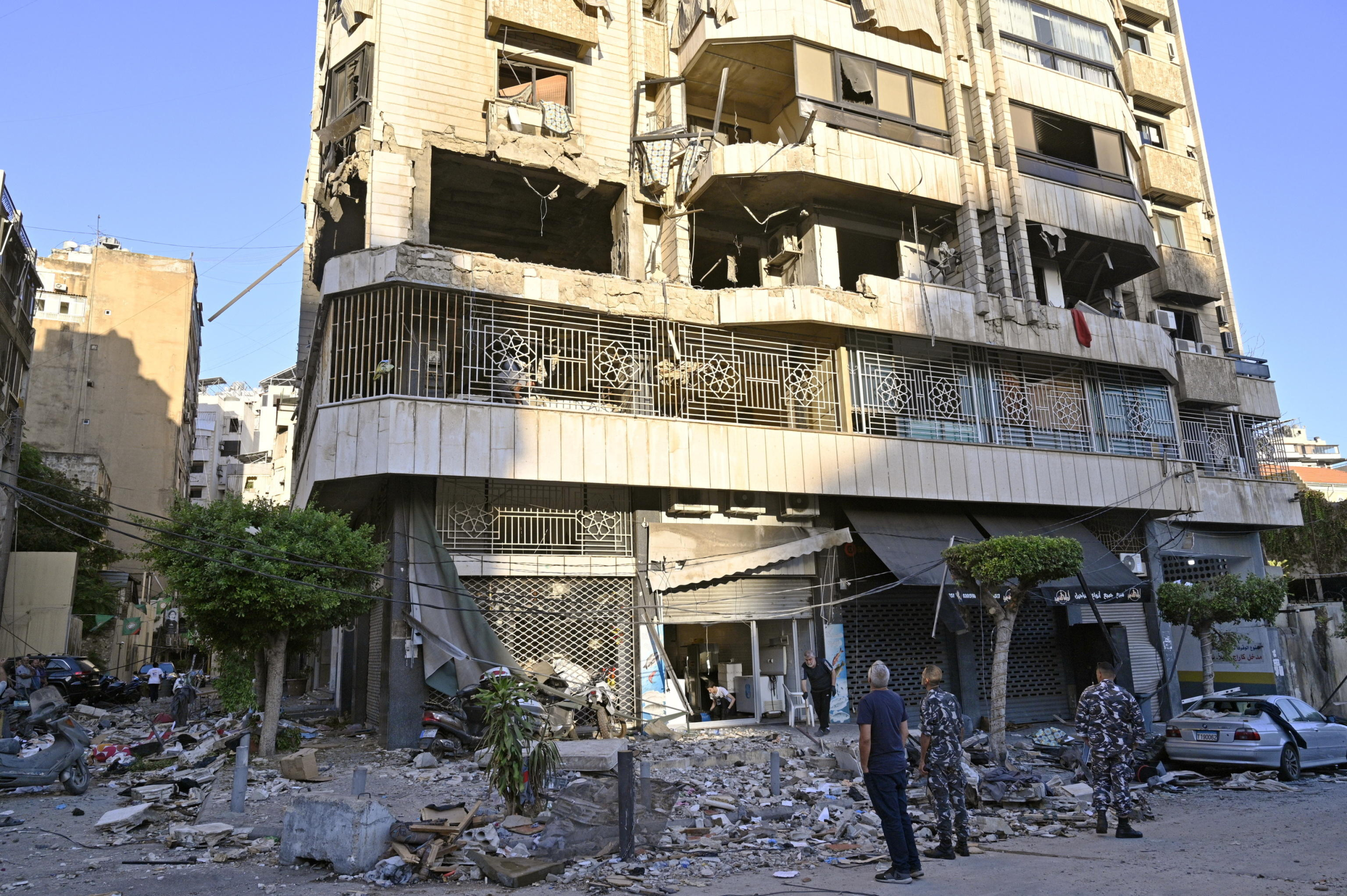 epa11639128 Lebanese soldiers and local residents inspect a damaged building following an Israeli airstrike in Beirut's Bachoura neighborhood, Lebanon, 03 October 2024. Lebanese officials reported that an Israeli airstrike on a building in central Beirut resulted in at least five deaths and eight injuries.  EPA/WAEL HAMZEH