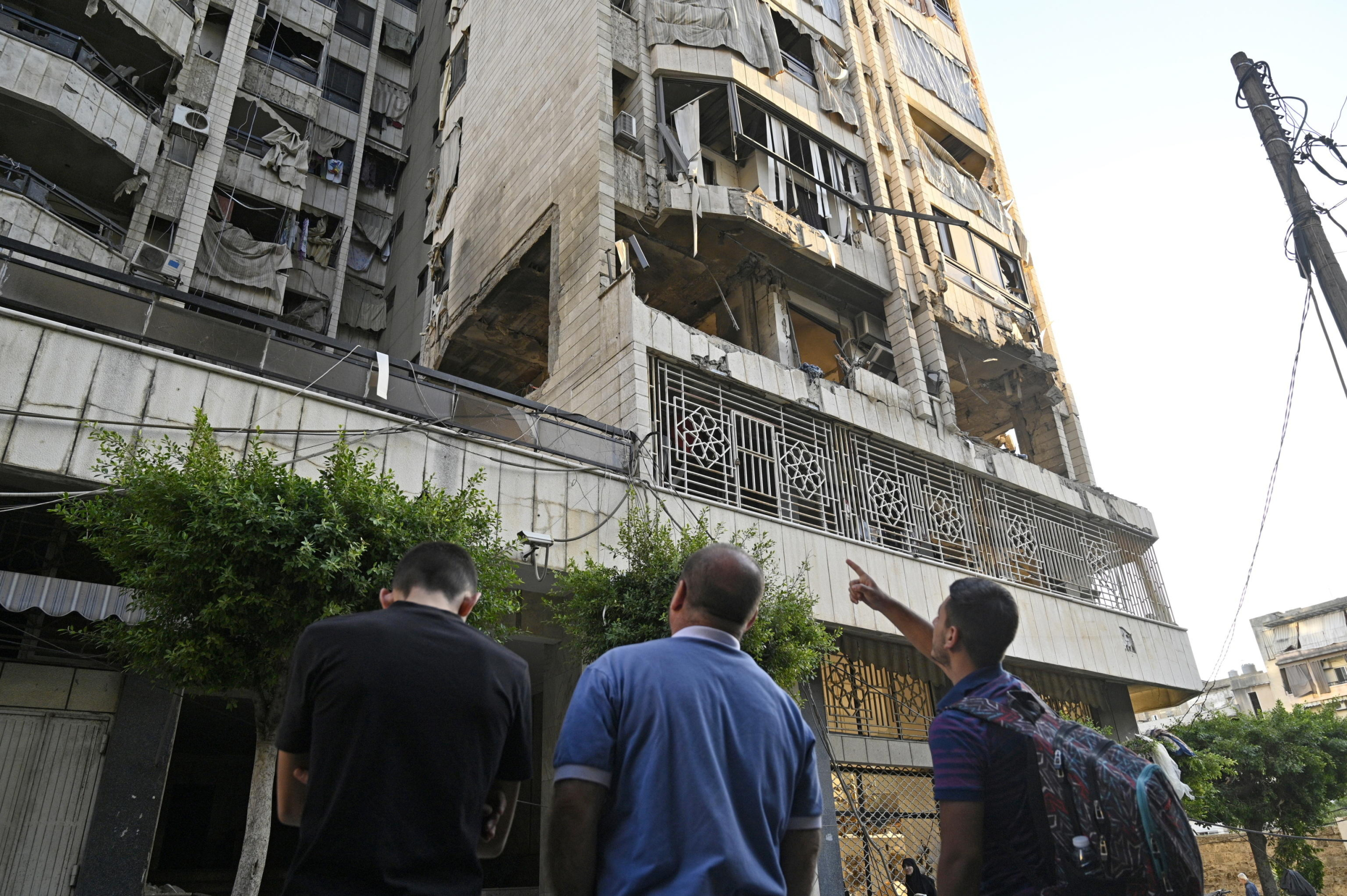 epa11639144 Local residents inspect a damaged building following an Israeli airstrike in Beirut's Bachoura neighborhood, Lebanon, 03 October 2024. Lebanese officials reported that an Israeli airstrike on a building in central Beirut resulted in at least five deaths and eight injuries.  EPA/WAEL HAMZEH