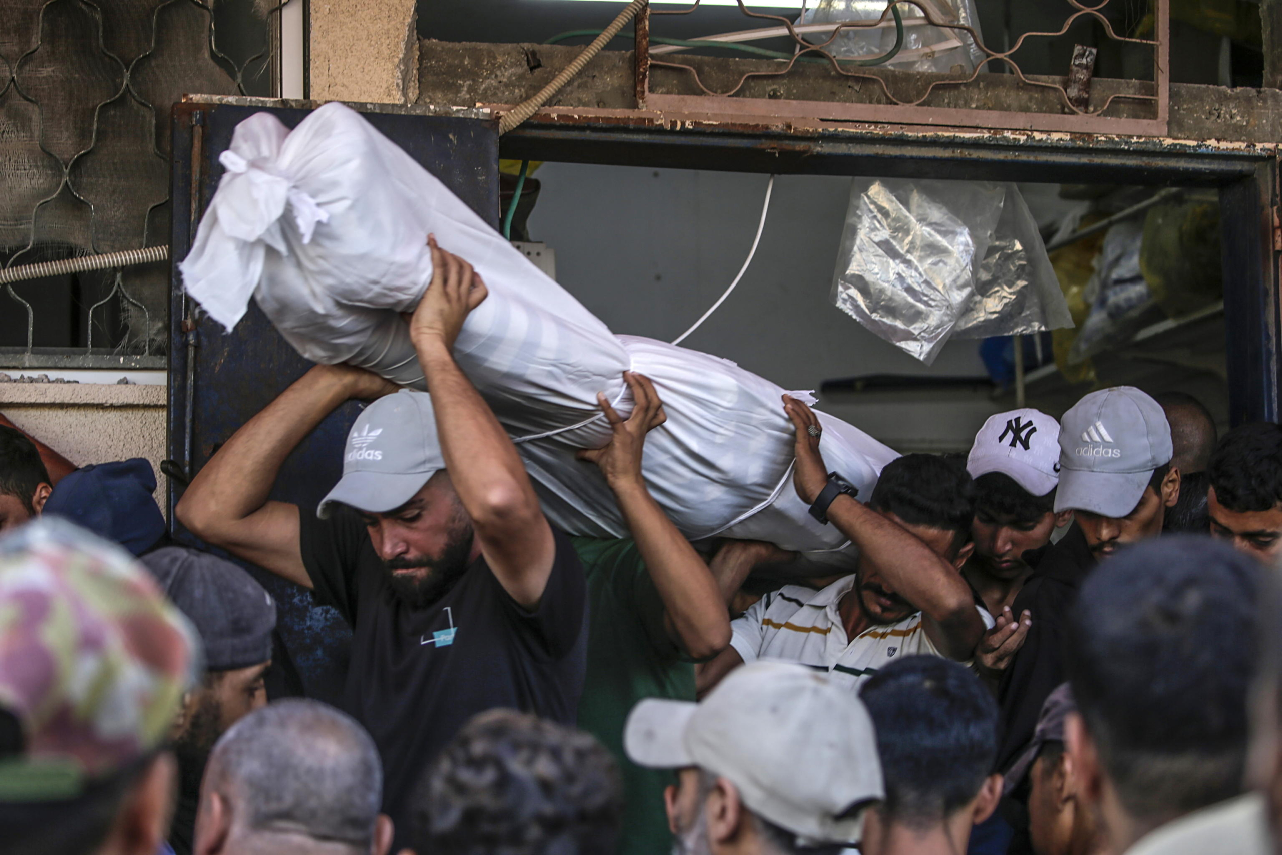 epa11644968 Palestinians carry the body of a man during his funeral following an Israeli airstrike in Deir Al Balah, central Gaza Strip, 06 October 2024. According to the Palestinian Ministry of Health in Gaza, at least 18 Palestinians were killed in an Israeli airstrike in Deir Al Balah on 06 October. More than 41,800 Palestinians and over 1,400 Israelis have been killed, according to the Palestinian Health Ministry and the Israel Defense Forces (IDF), since Hamas militants launched an attack against Israel from the Gaza Strip on 07 October 2023, and the Israeli operations in Gaza and the West Bank which followed it.  EPA/MOHAMMED SABER