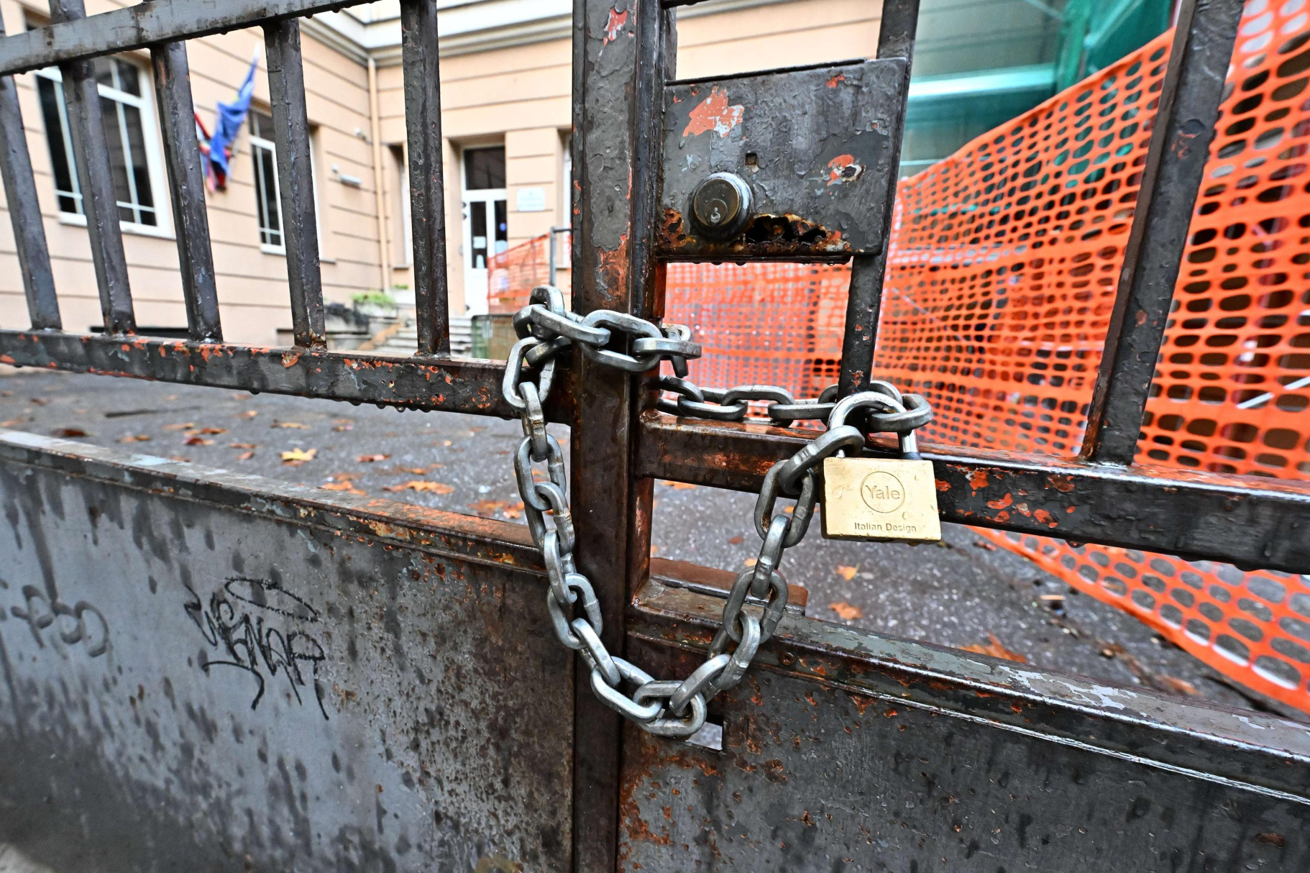 A causa dell'allerta arancione per pioggia e temporali molti comuni, tra cui Genova, Savona, La Spezia hanno emanato ordinanze di chiusura delle scuole di ogni ordine e grado. Genova, 17 ottobre 2024. ANSA/LUCA ZENNARO