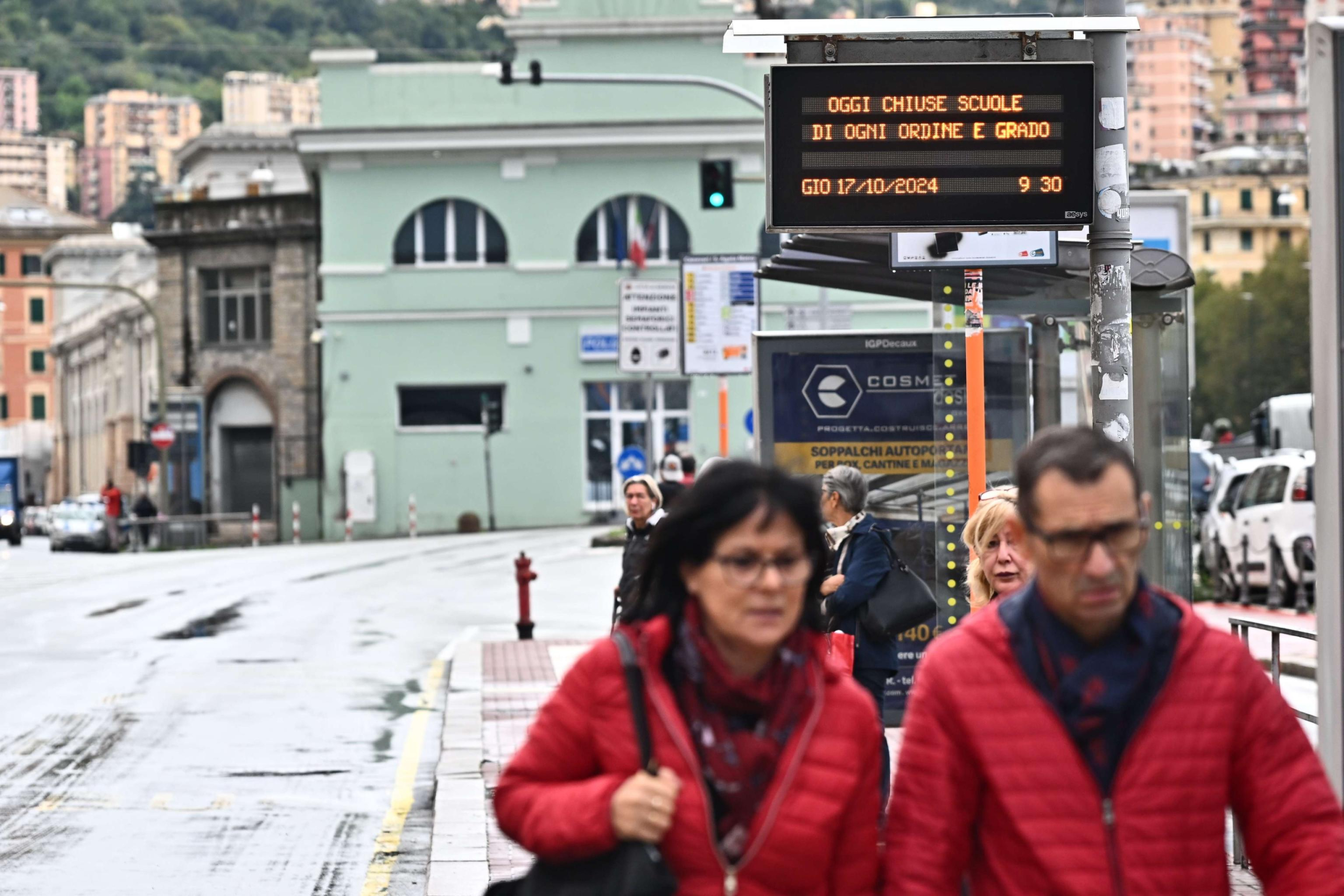 A causa dell'allerta arancione per pioggia e temporali molti comuni, tra cui Genova, Savona, La Spezia hanno emanato ordinanze di chiusura delle scuole di ogni ordine e grado. Genova, 17 ottobre 2024. ANSA/LUCA ZENNARO