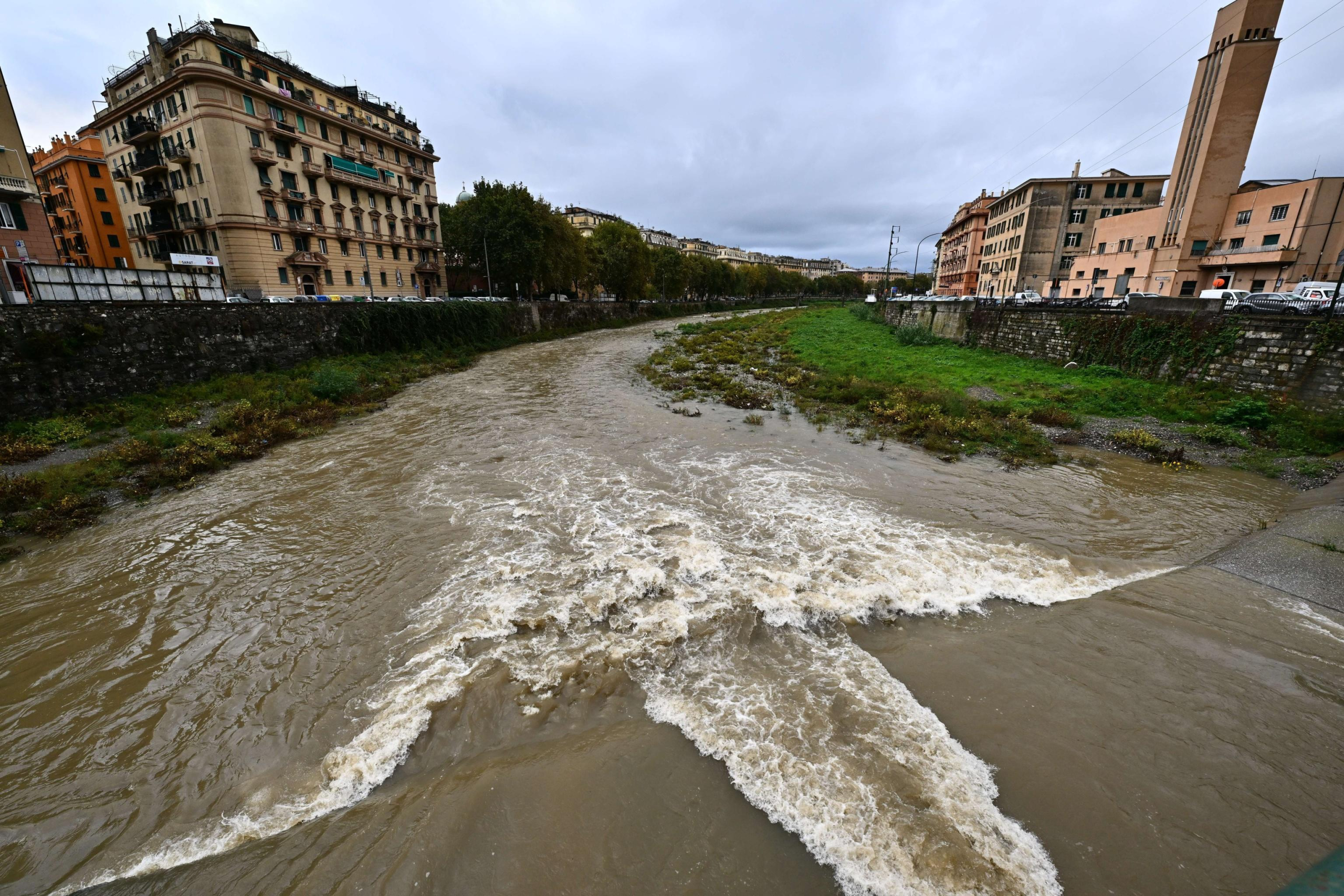 A causa dell'allerta arancione per pioggia e temporali molti comuni, tra cui Genova, Savona, La Spezia hanno emanato ordinanze di chiusura delle scuole di ogni ordine e grado. Genova, 17 ottobre 2024. ANSA/LUCA ZENNARO