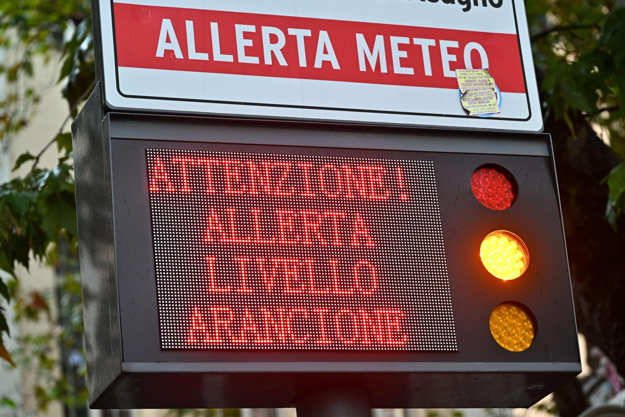 A causa dell'allerta arancione per pioggia e temporali molti comuni, tra cui Genova, Savona, La Spezia hanno emanato ordinanze di chiusura delle scuole di ogni ordine e grado. Genova, 17 ottobre 2024. ANSA/LUCA ZENNARO