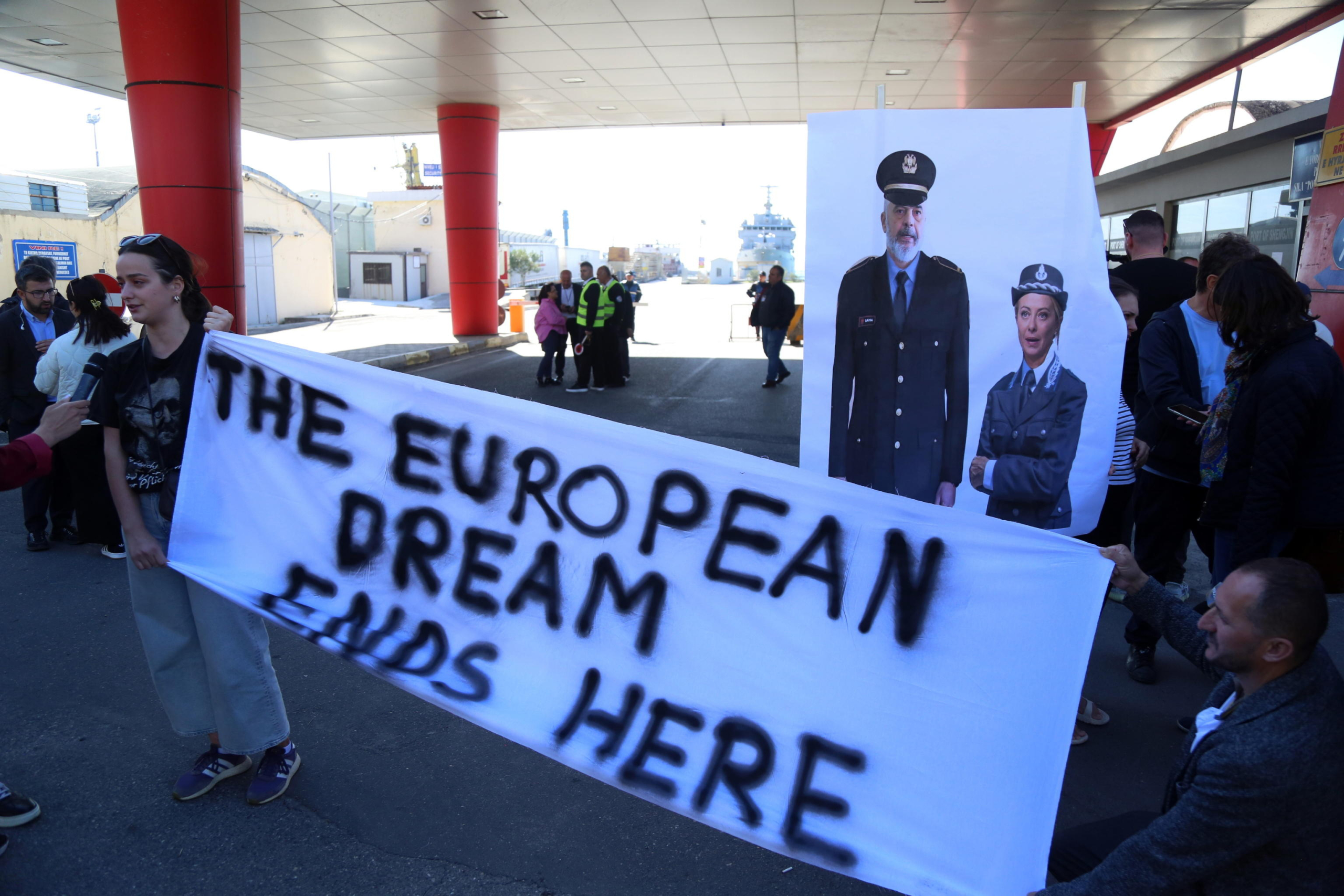 Proteste per il trasferimento di 16 migranti presso il centro di prima accoglienza allestito  a Shengyin  in Albania deciso dal governo italiano, 11 ottobre 2024. EPA/MALTON DIBRA, Ansa