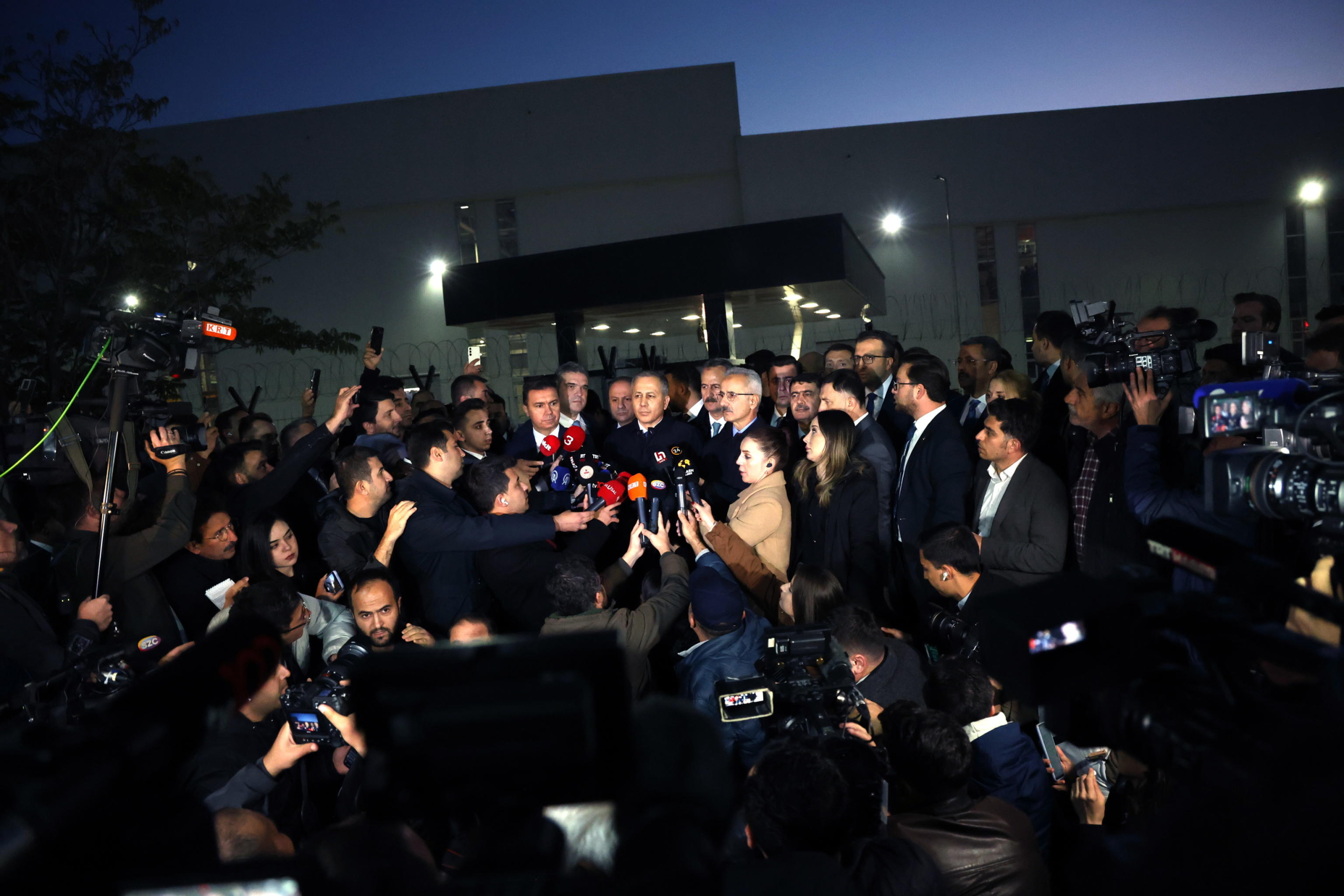 Il Ministro degli Interni turco Ali Yerlikaya (C) si rivolge ai media dopo aver ispezionato l'area dopo un attacco terroristico presso la sede del Centro aerospaziale e aeronautico turco (TUSAS) ad Ankara, Turchia. Foto Ansa EPA/NECATI SAVAS