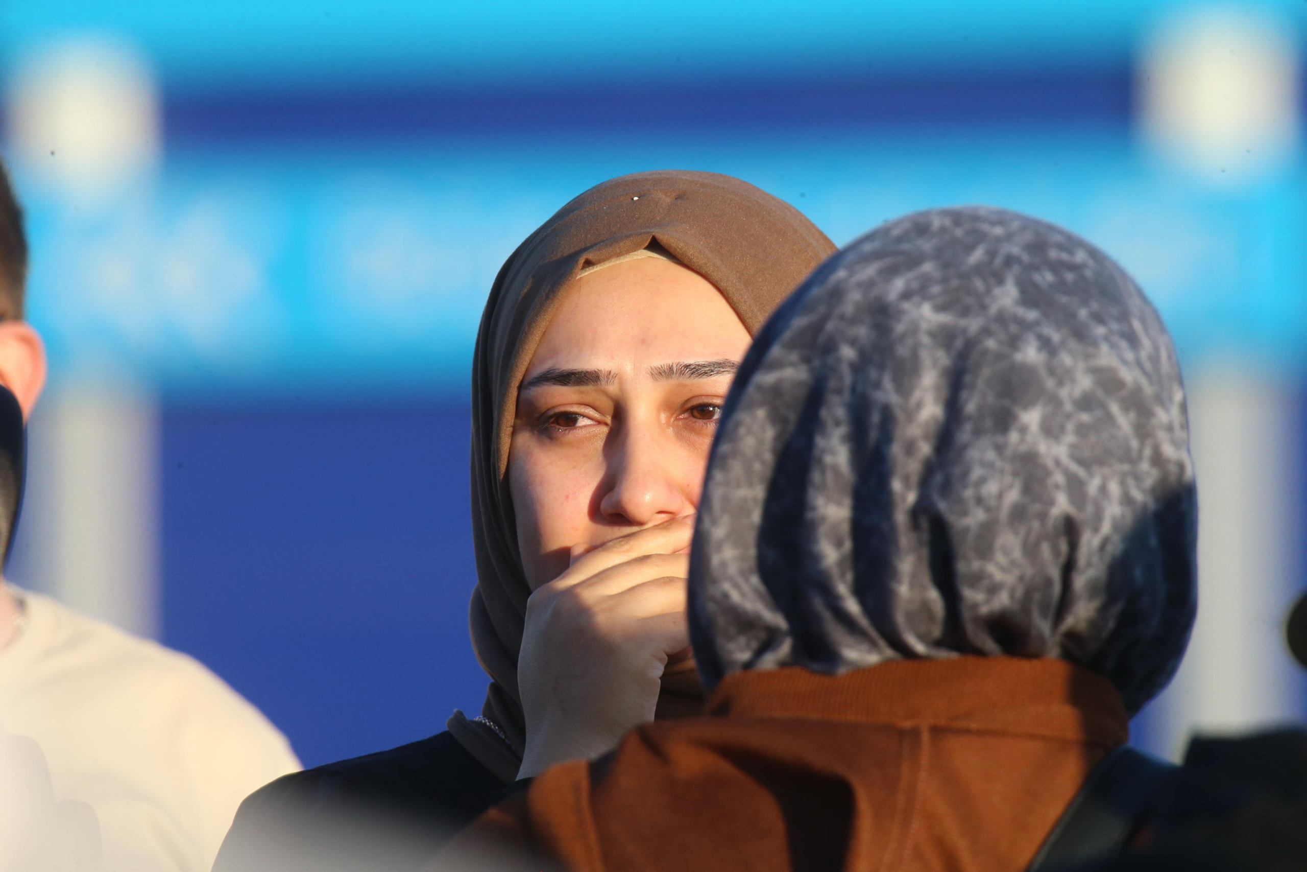 I parenti dei dipendenti della TUSAS aspettano fuori mentre la polizia mette in sicurezza l'area durante un attacco terroristico presso la sede centrale dell'Aveospace and Aviation Center turco (TUSAS) ad Ankara, Turchia. Foto Ansa EPA/NECATI SAVAS