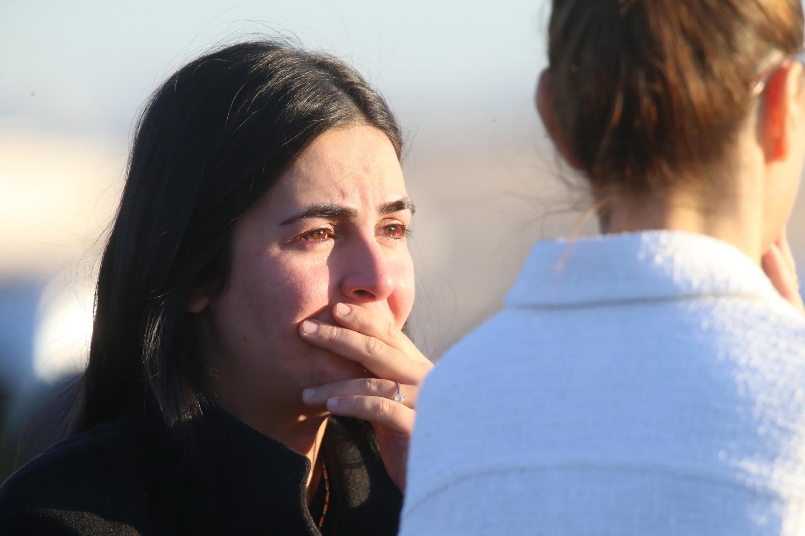 I parenti dei dipendenti della TUSAS aspettano fuori mentre la polizia mette in sicurezza l'area durante un attacco terroristico presso la sede centrale dell'Aveospace and Aviation Center turco (TUSAS) ad Ankara, Turchia. Foto Ansa EPA/NECATI SAVAS