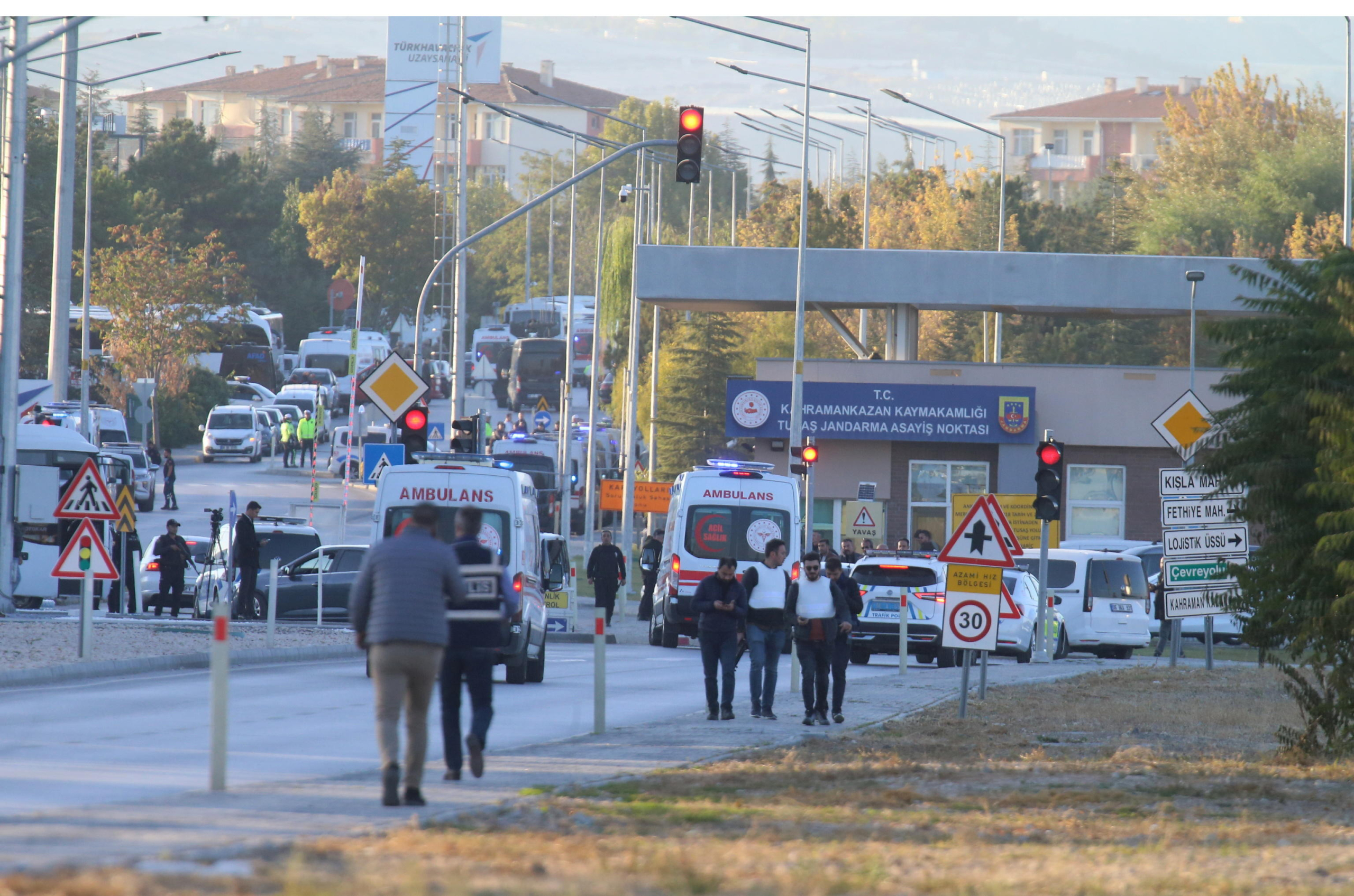 I poliziotti mettono in sicurezza l'area durante un attacco terroristico al quartier generale dell'Aveospace and Aviation Center turco (TUSAS) ad Ankara, Turchia. Foto Ansa, EPA/NECATI SAVAS