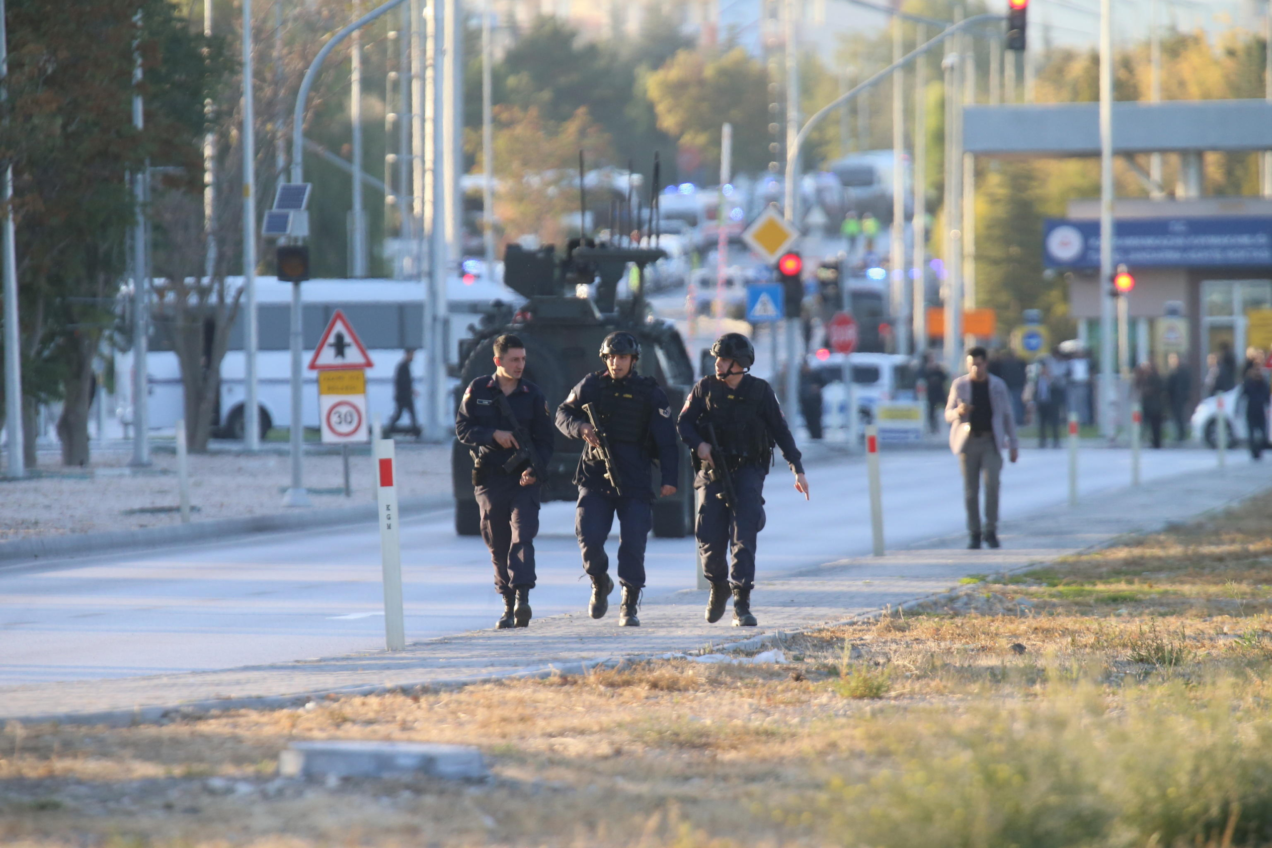 I poliziotti mettono in sicurezza l'area durante un attacco terroristico al quartier generale dell'Aveospace and Aviation Center turco (TUSAS) ad Ankara, Turchia. Foto Ansa, EPA/NECATI SAVAS