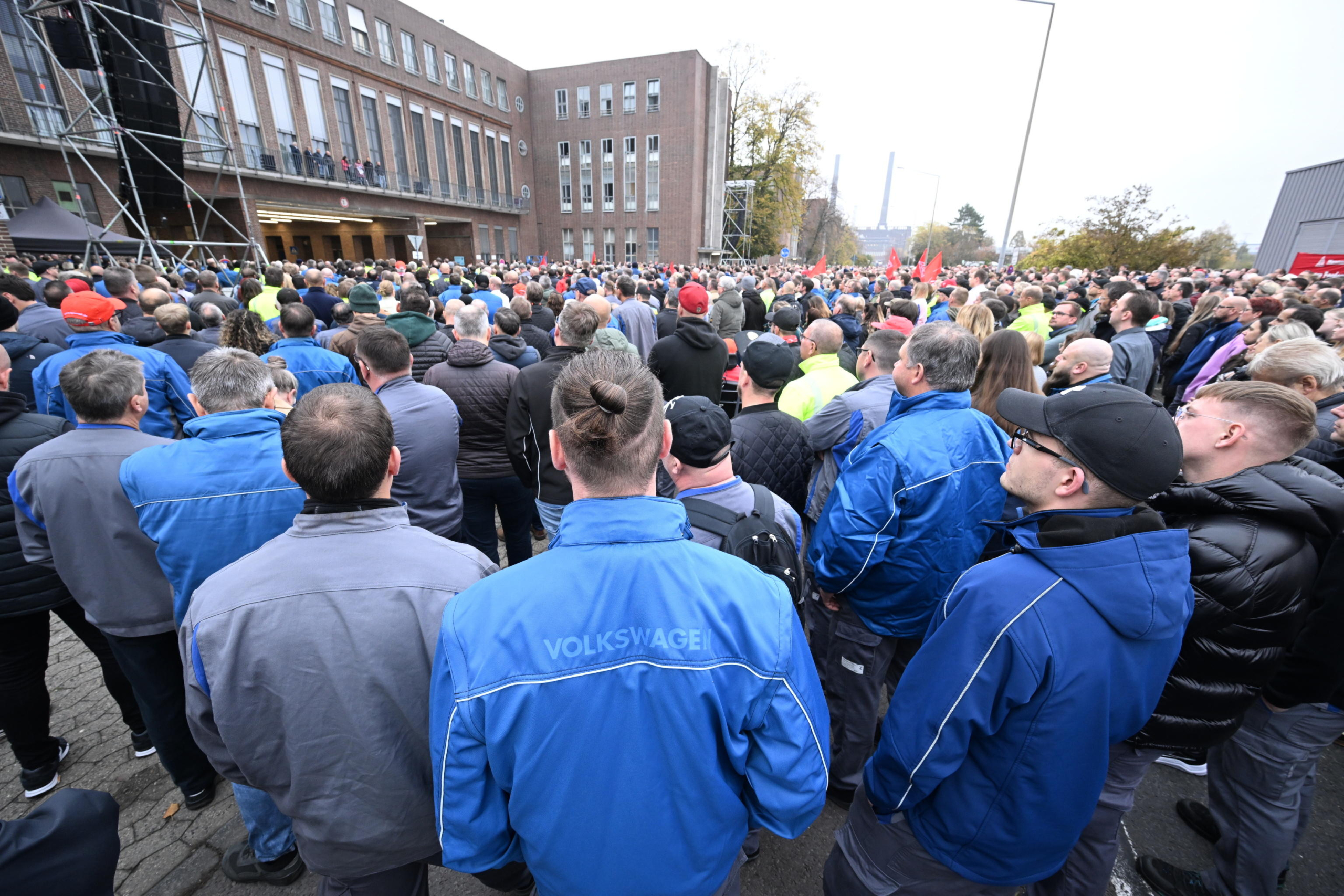 epa11688696 Employees participate in an informational event organized by the General Works Council of Volkswagen AG at the company's main plant in Wolfsburg, Germany, 28 October 204. The event will address topics such as wage reductions, possible plant shutdowns, and workforce layoffs.  EPA/JULIAN STRATENSCHULT / POOL