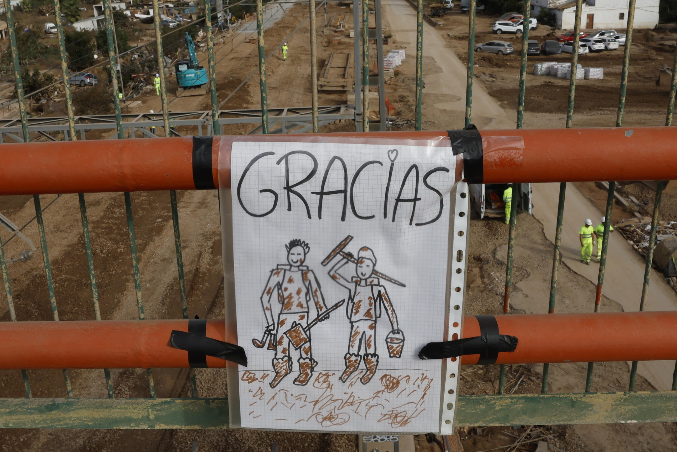 epa11709627 A message reads 'Thank You', to voluunteers in Sedavi, Valencia, Spain, 08 November 2024. The devastating floods in Valencia and neighboring provinces have caused at least 216 fatalities, as efforts continue to search for missing people, provide supplies, and care for the victims after the DANA (high-altitude isolated depression) weather phenomenon hit the east of the country on 29 October.  EPA/CHEMA MOYA