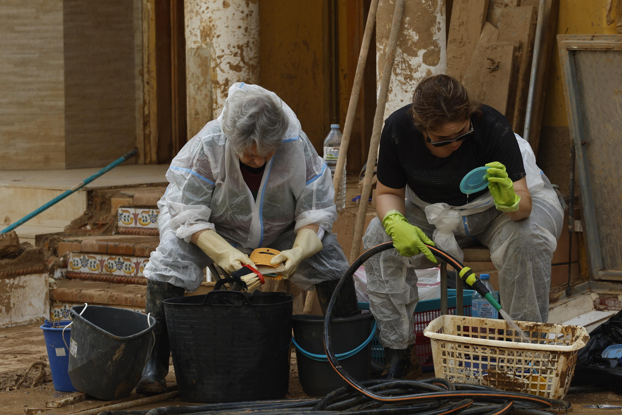 epa11709845 Residents clean their belongings in Alfafar, Valencia, Spain, 08 November 2024. The devastating floods in Valencia and neighboring provinces have caused at least 216 fatalities, as efforts continue to search for missing people, provide supplies, and care for the victims after the DANA (high-altitude isolated depression) weather phenomenon hit the east of the country on 29 October.  EPA/CHEMA MOYA